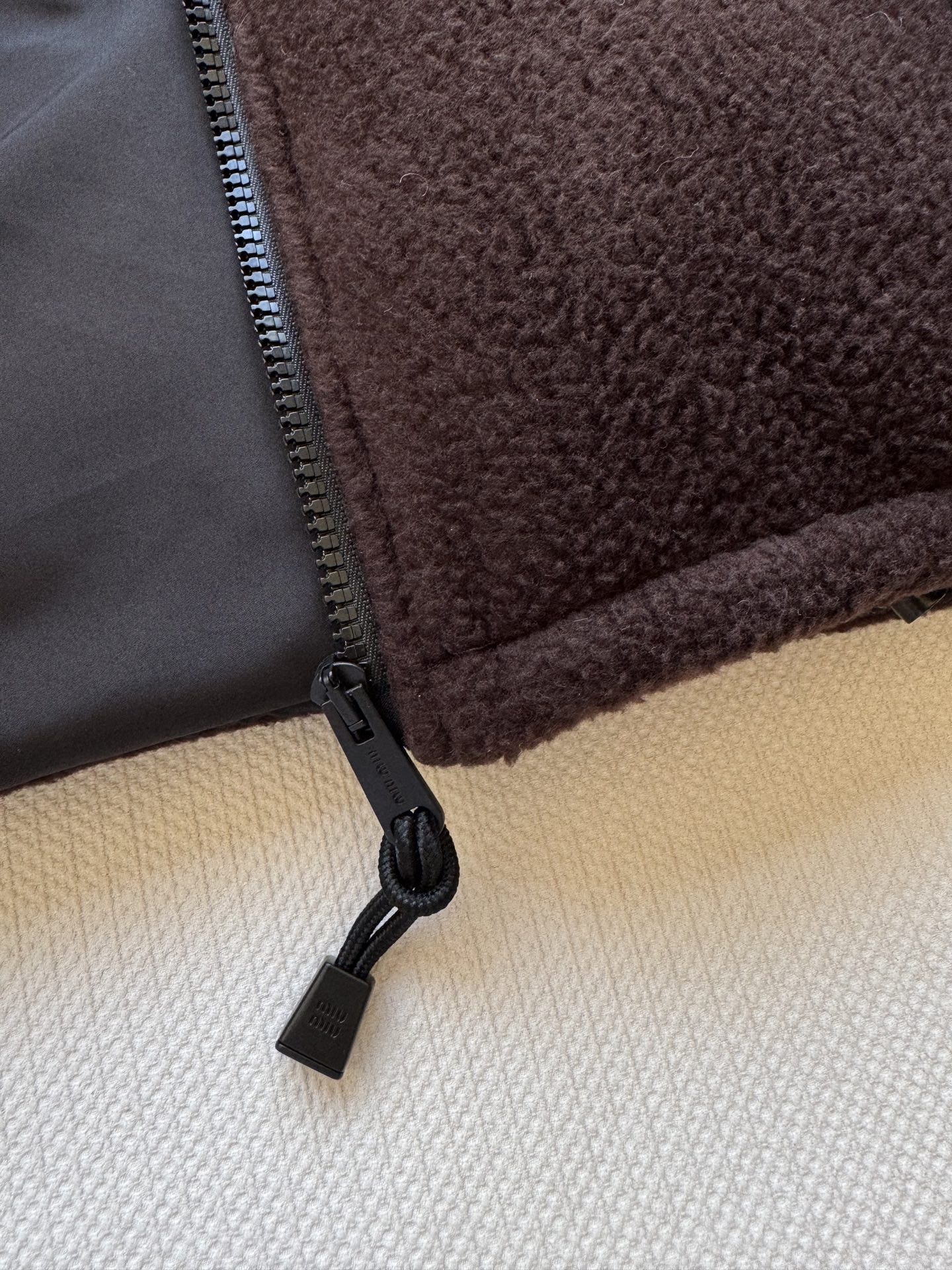 Miumi*🆕25秋冬系列新款 经典羊羔毛夹克外套🤎立领拉链设计保暖又时尚 胸口辨识度贴标点缀设计 宽松