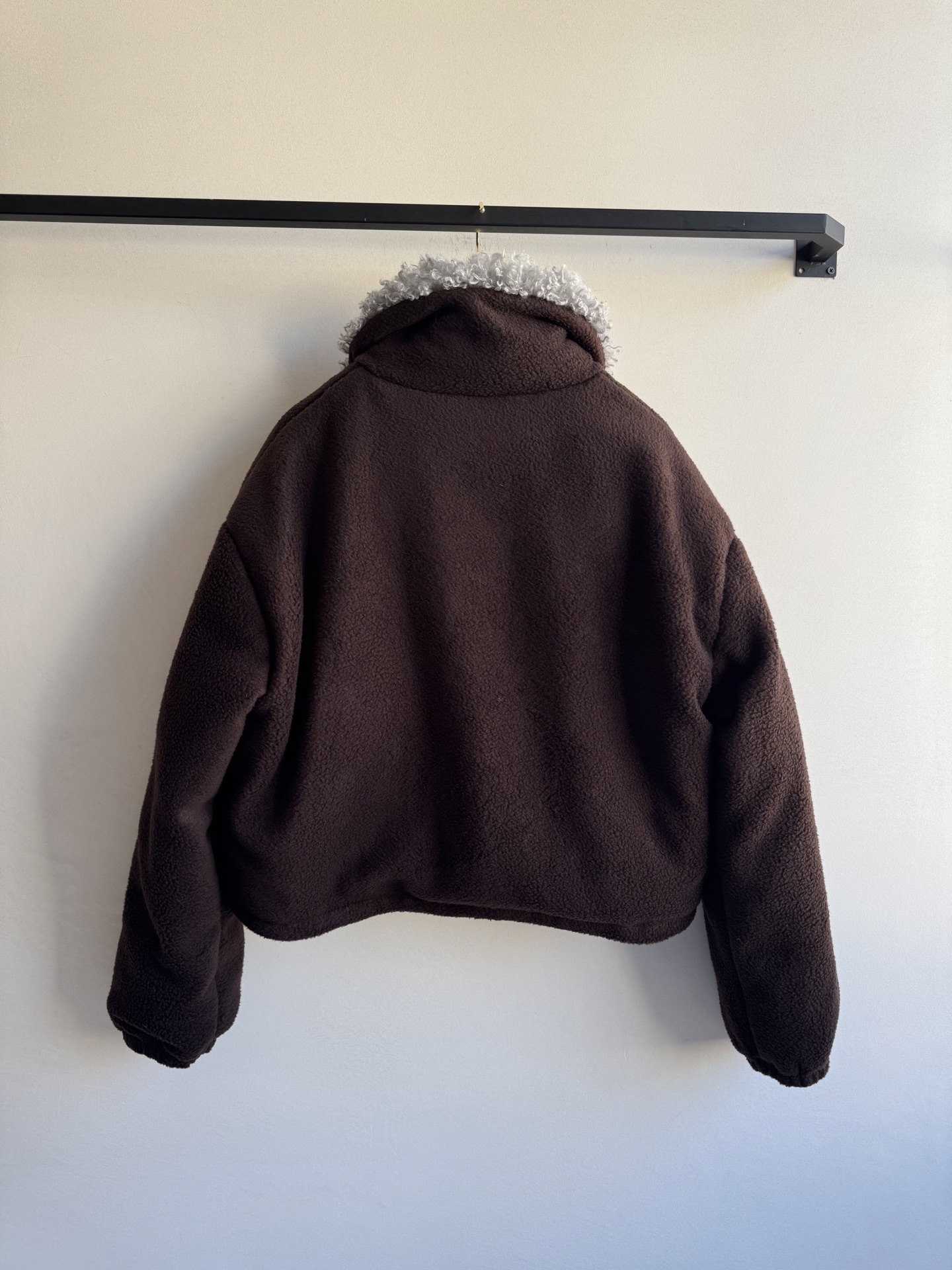 Miumi*🆕25秋冬系列新款 经典羊羔毛夹克外套🤎立领拉链设计保暖又时尚 胸口辨识度贴标点缀设计 宽松