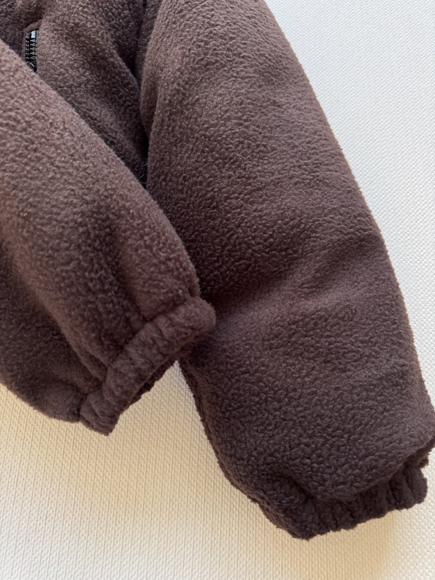 Miumi*🆕25秋冬系列新款 经典羊羔毛夹克外套🤎立领拉链设计保暖又时尚 胸口辨识度贴标点缀设计 宽松