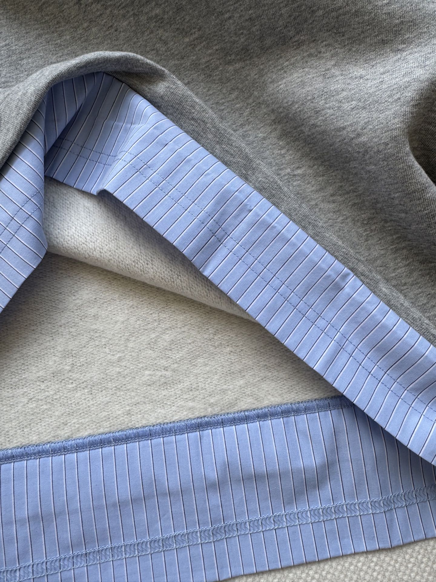 Gucc*🆕新款，卫衣拼接衬衫设计，假两件，建议跟卫裤一套搭配更好看哦😘ＳＭＬ.