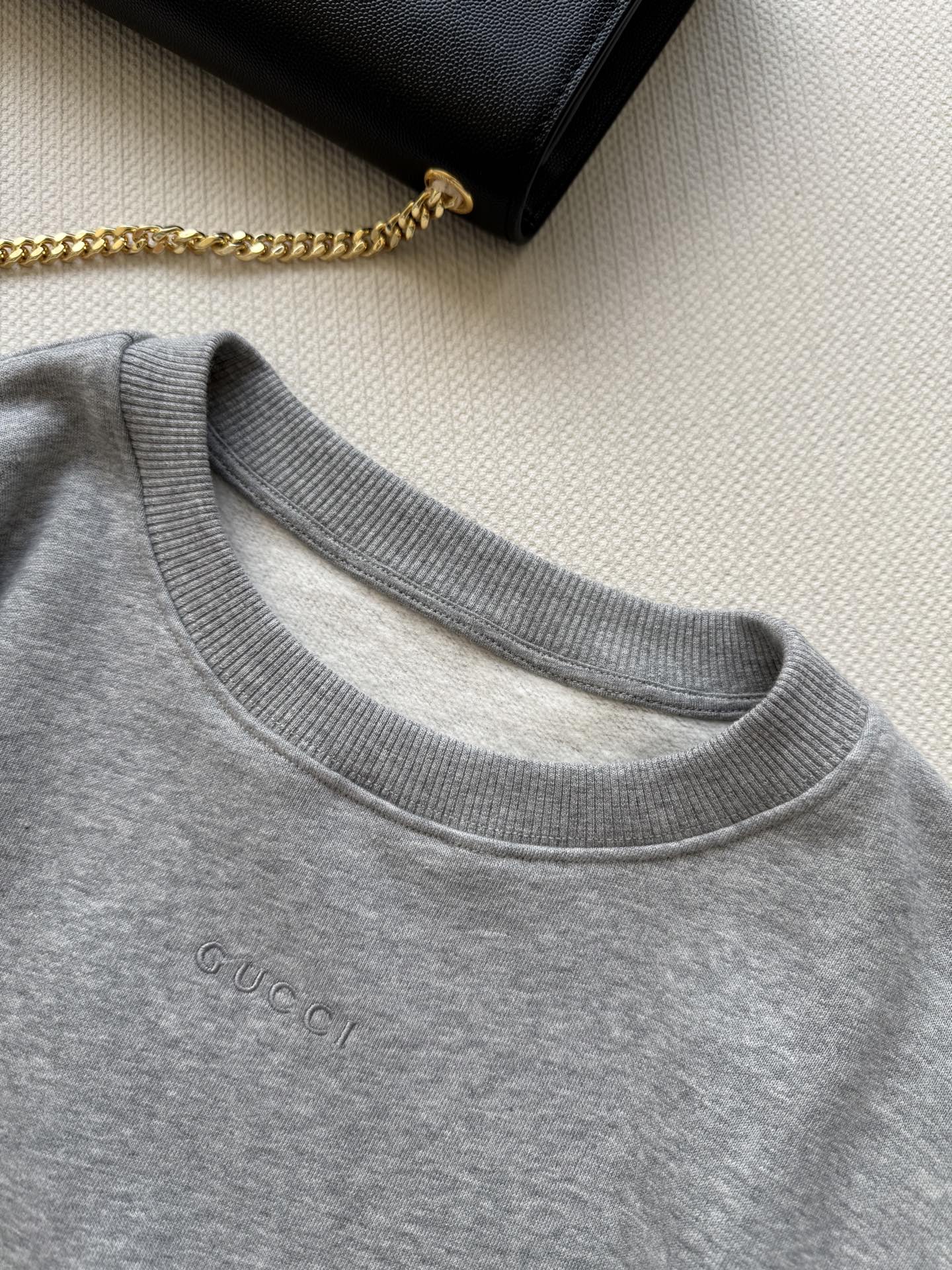 Gucc*🆕新款，卫衣拼接衬衫设计，假两件，建议跟卫裤一套搭配更好看哦😘ＳＭＬ.