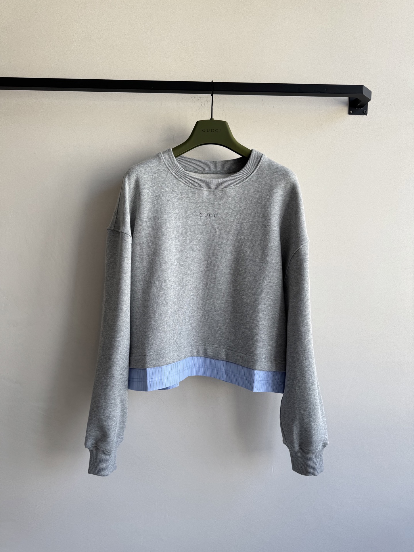 Gucc*🆕新款，卫衣拼接衬衫设计，假两件，建议跟卫裤一套搭配更好看哦😘ＳＭＬ.