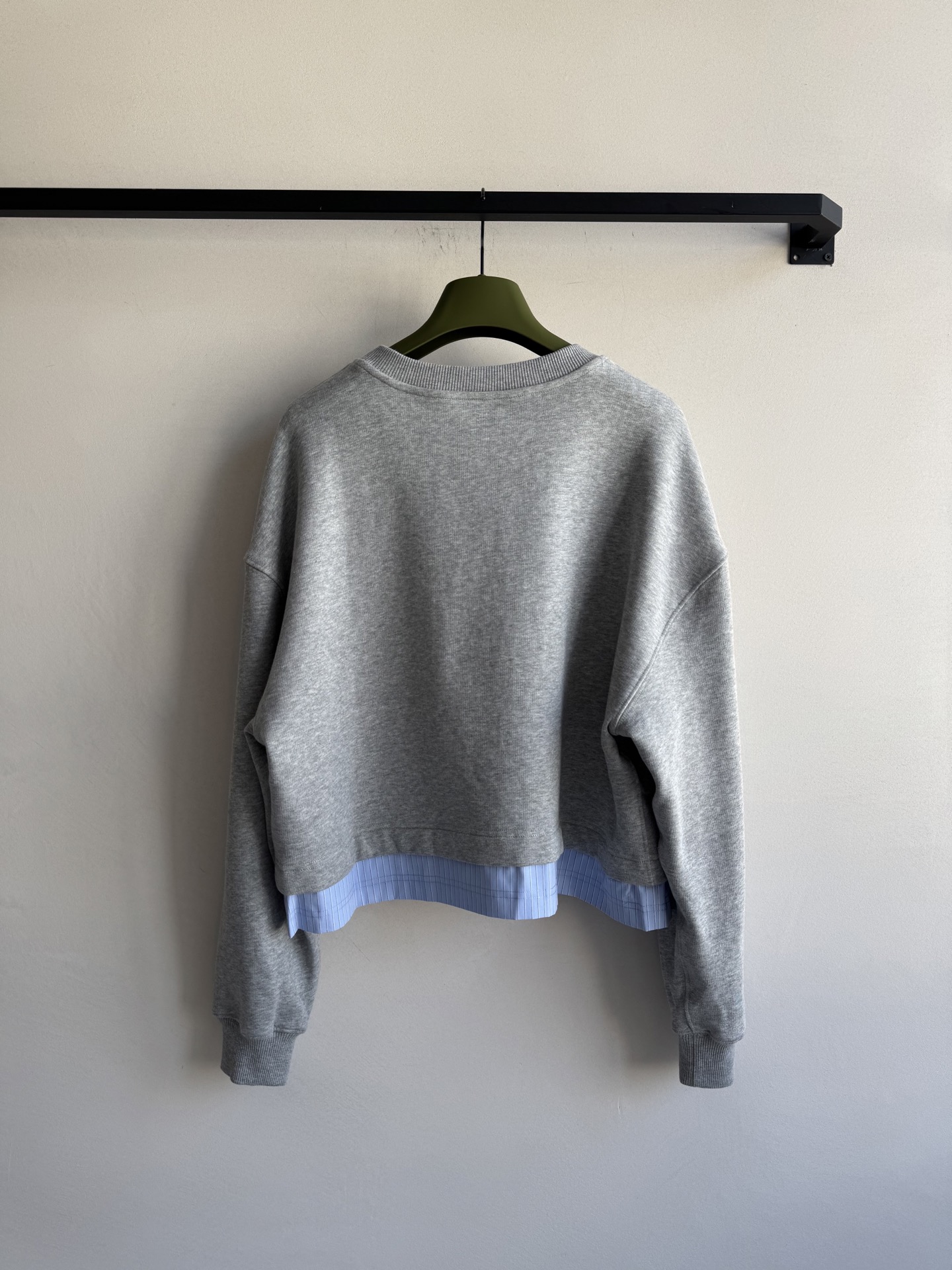 Gucc*🆕新款，卫衣拼接衬衫设计，假两件，建议跟卫裤一套搭配更好看哦😘ＳＭＬ.