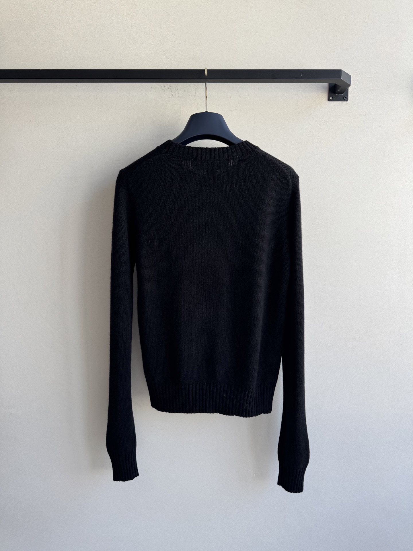 LouisVuitto*🆕新款，毛衣2⃣️色ＳＭＬ.