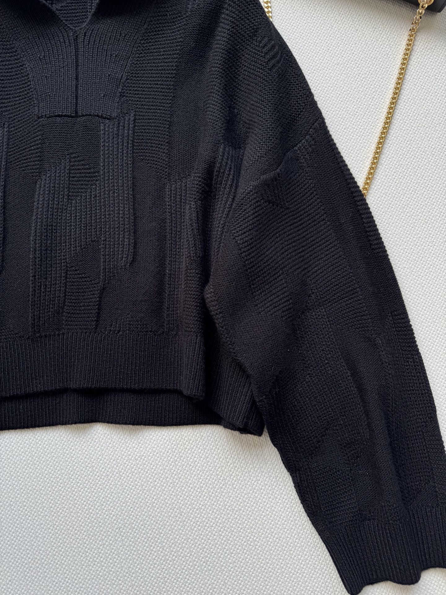 Hermé*🆕25秋冬新款 大翻领套头格纹毛衣。这款毛衣太温柔啦 纯色调好搭配 简约中又带着设计感。短款