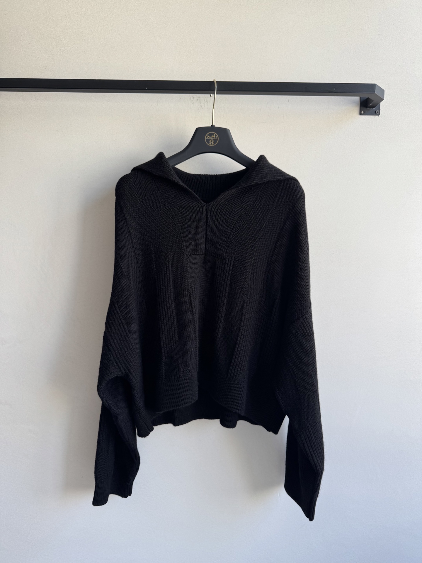 Hermé*🆕25秋冬新款 大翻领套头格纹毛衣。这款毛衣太温柔啦 纯色调好搭配 简约中又带着设计感。短款
