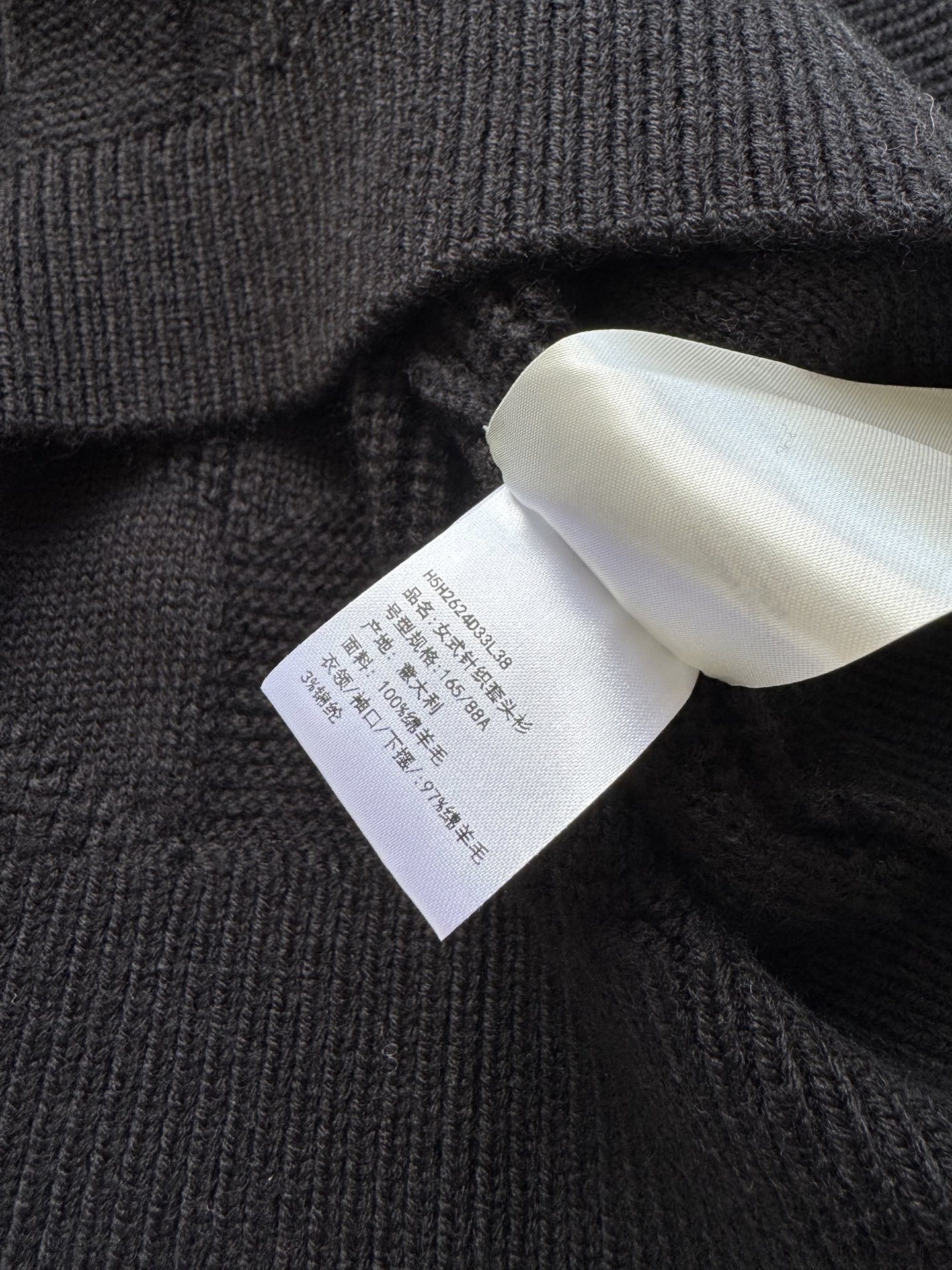 Hermé*🆕25秋冬新款 大翻领套头格纹毛衣。这款毛衣太温柔啦 纯色调好搭配 简约中又带着设计感。短款