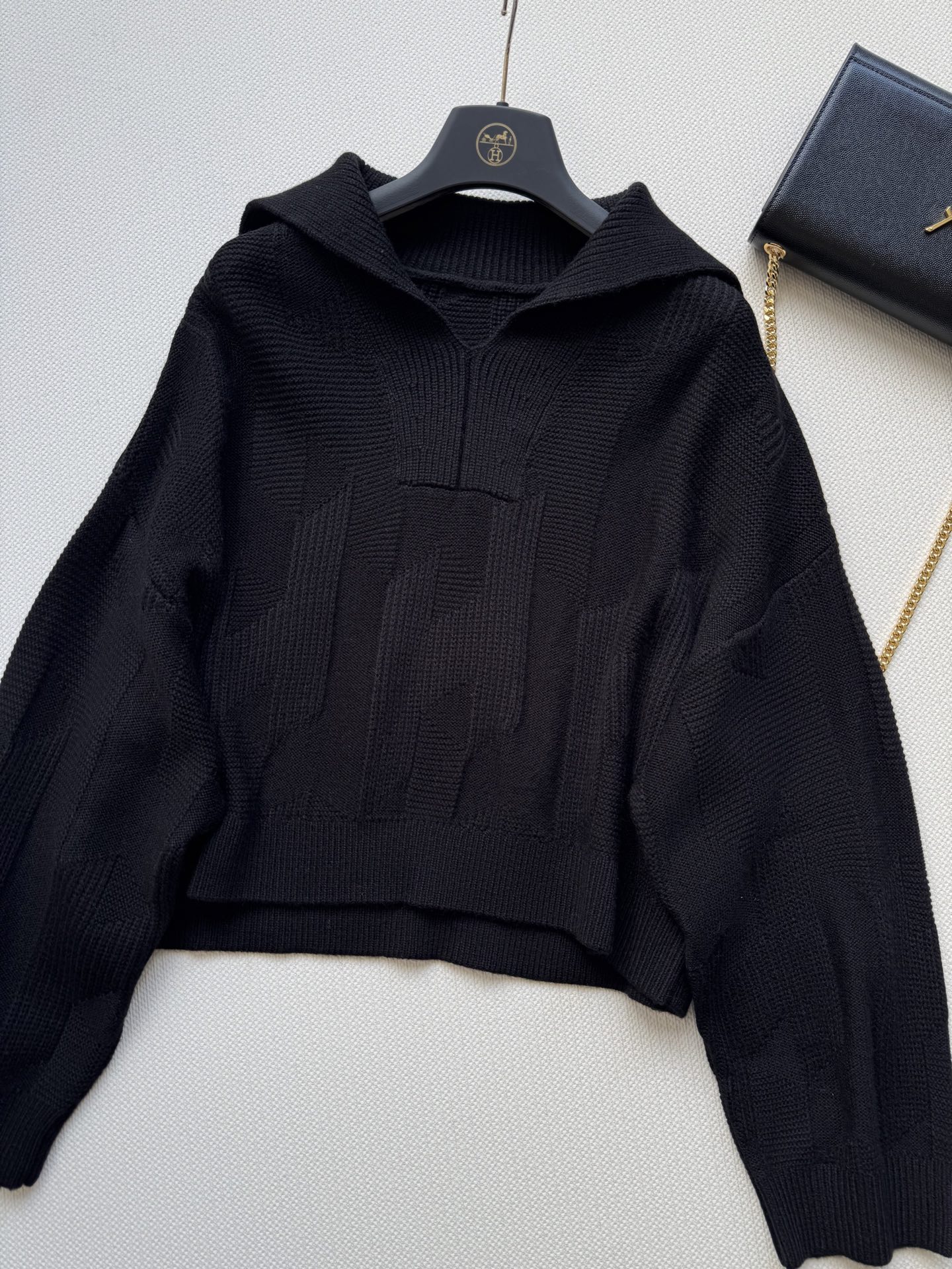 Hermé*🆕25秋冬新款 大翻领套头格纹毛衣。这款毛衣太温柔啦 纯色调好搭配 简约中又带着设计感。短款