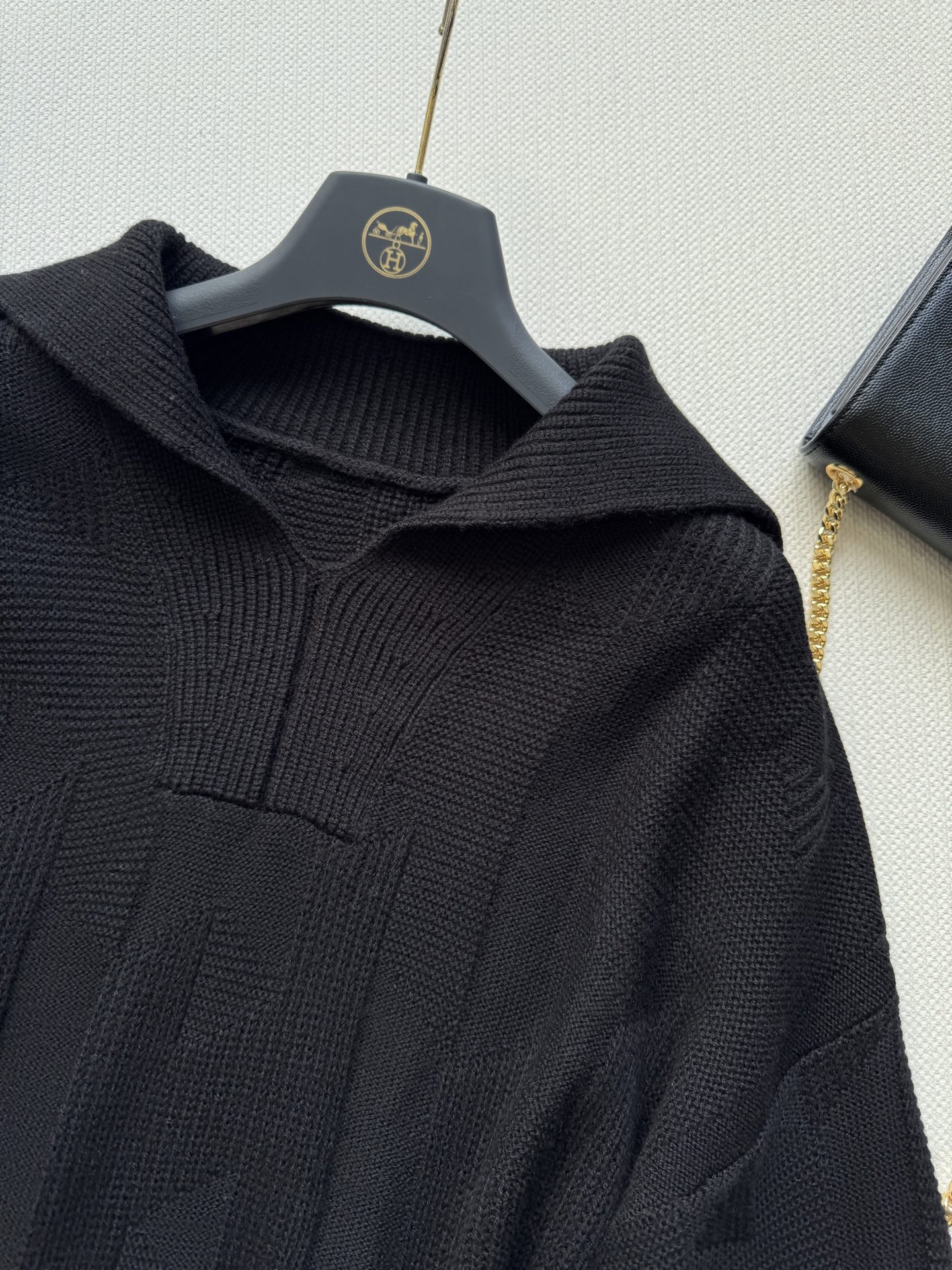 Hermé*🆕25秋冬新款 大翻领套头格纹毛衣。这款毛衣太温柔啦 纯色调好搭配 简约中又带着设计感。短款