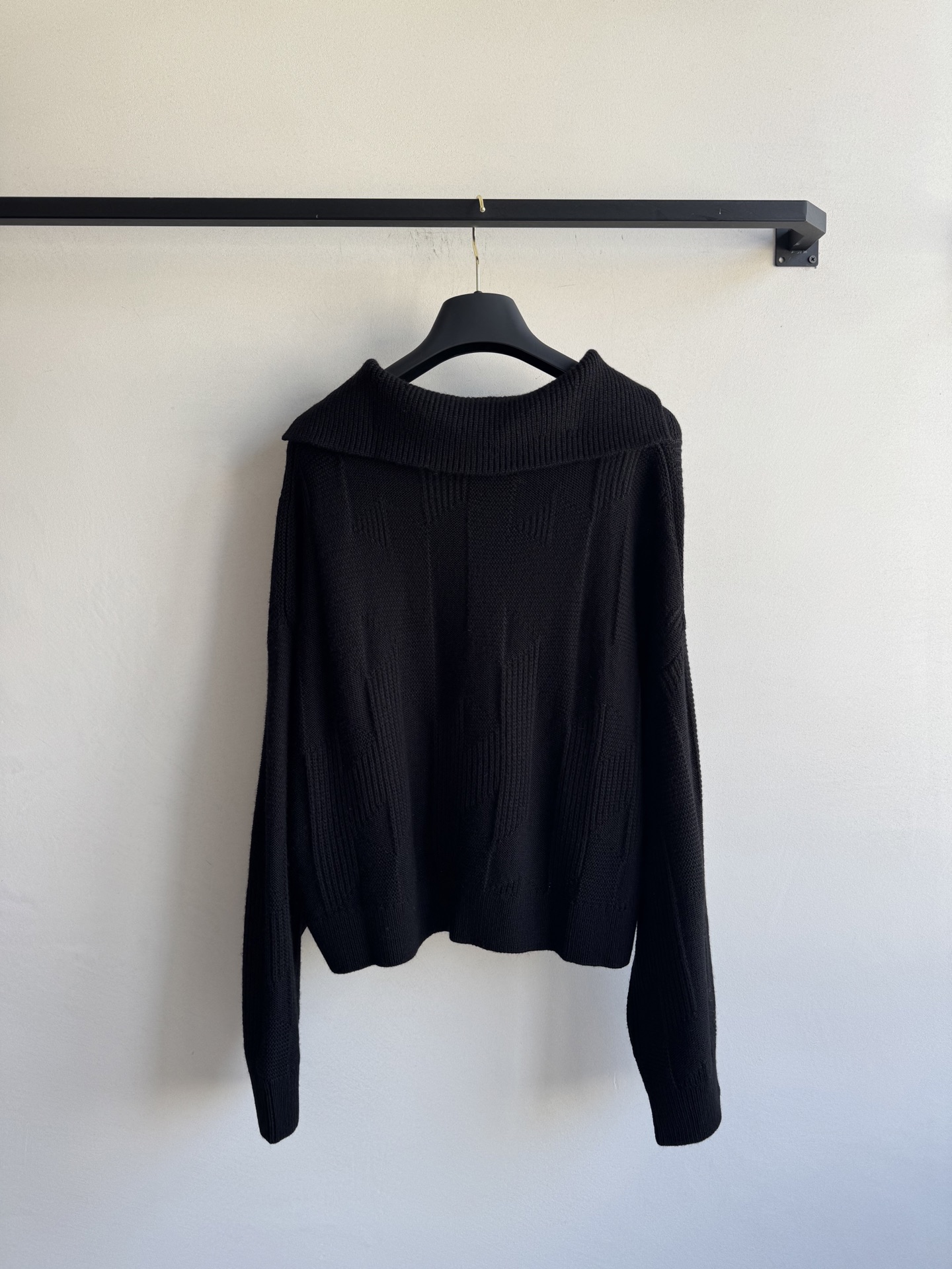 Hermé*🆕25秋冬新款 大翻领套头格纹毛衣。这款毛衣太温柔啦 纯色调好搭配 简约中又带着设计感。短款