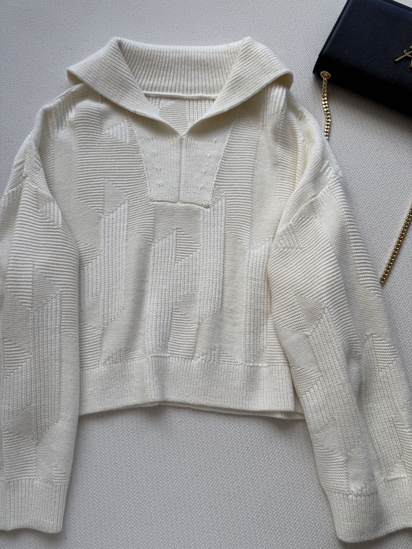 Hermé*🆕25秋冬新款 大翻领套头格纹毛衣。这款毛衣太温柔啦 纯色调好搭配 简约中又带着设计感。短款