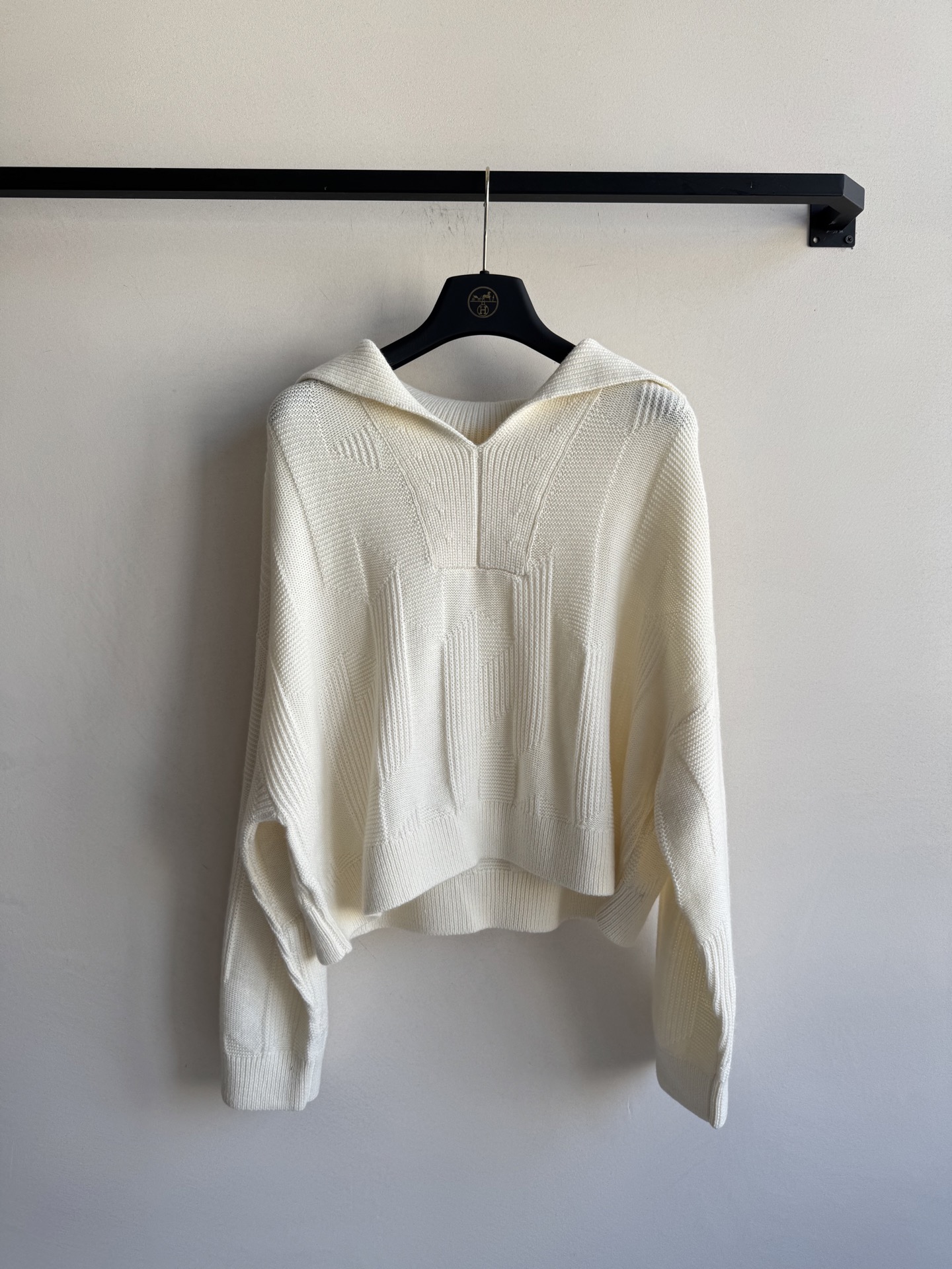 Hermé*🆕25秋冬新款 大翻领套头格纹毛衣。这款毛衣太温柔啦 纯色调好搭配 简约中又带着设计感。短款