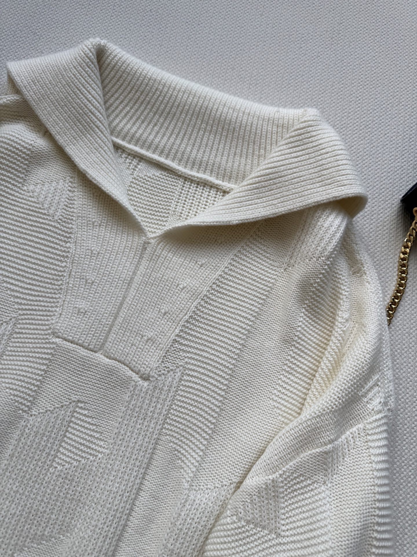 Hermé*🆕25秋冬新款 大翻领套头格纹毛衣。这款毛衣太温柔啦 纯色调好搭配 简约中又带着设计感。短款