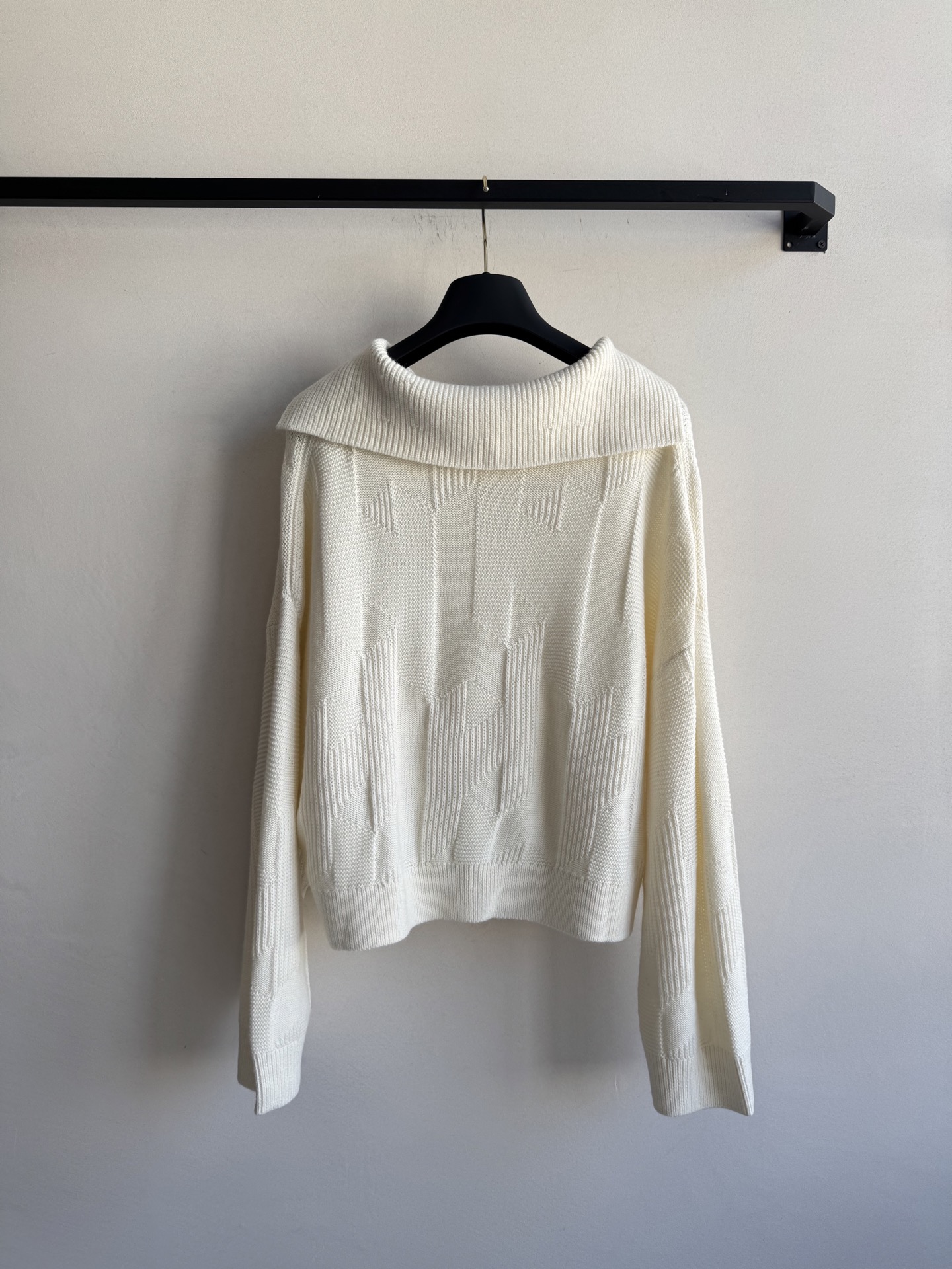 Hermé*🆕25秋冬新款 大翻领套头格纹毛衣。这款毛衣太温柔啦 纯色调好搭配 简约中又带着设计感。短款