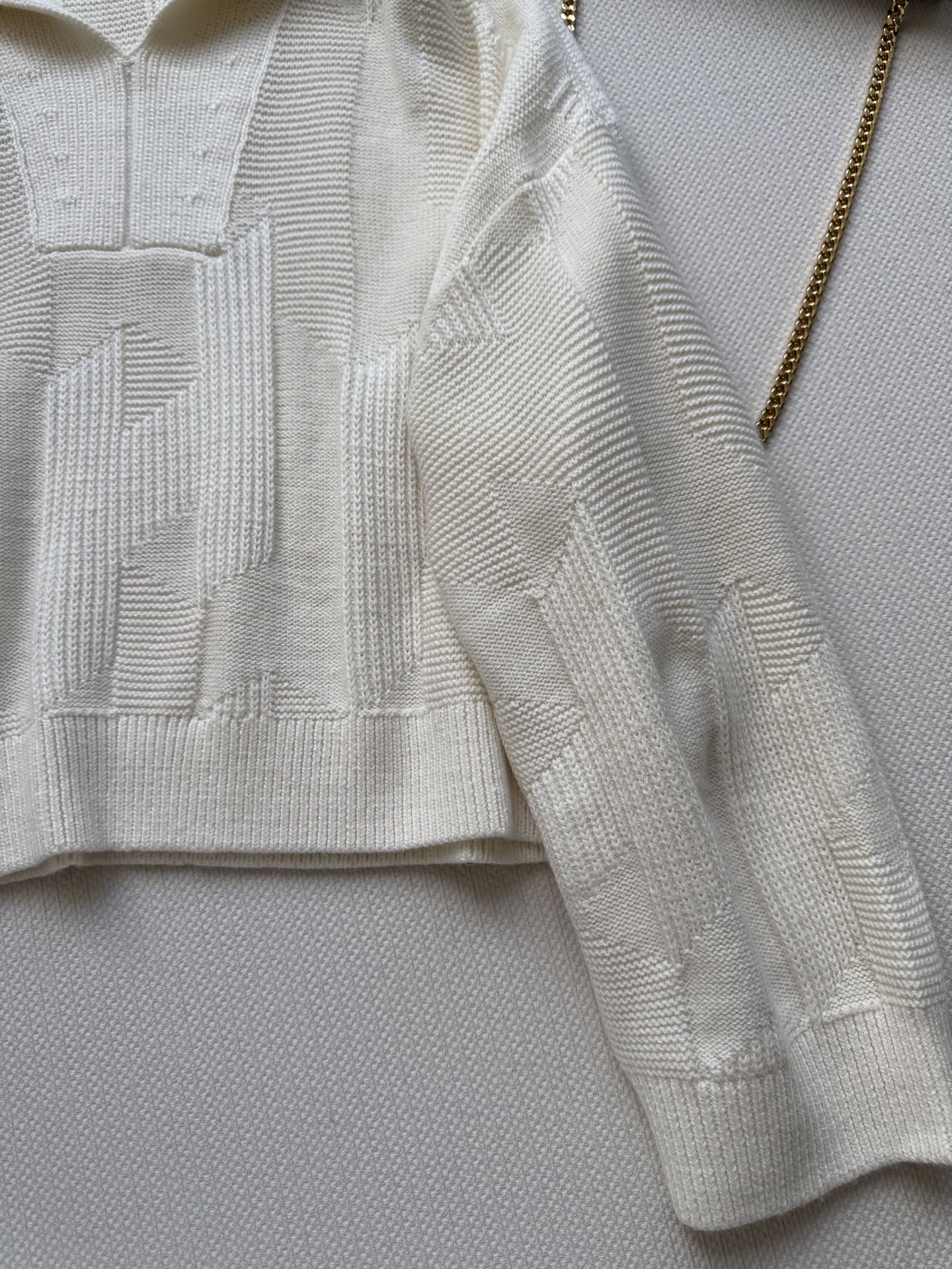 Hermé*🆕25秋冬新款 大翻领套头格纹毛衣。这款毛衣太温柔啦 纯色调好搭配 简约中又带着设计感。短款