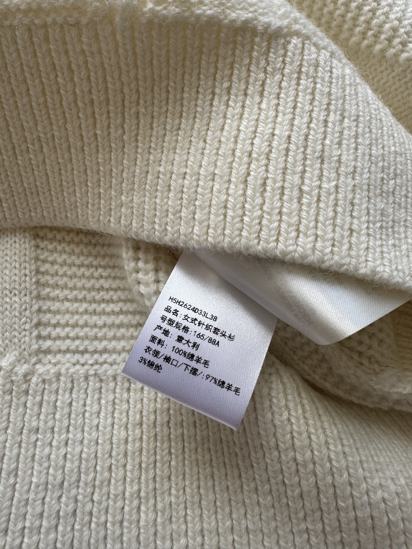 Hermé*🆕25秋冬新款 大翻领套头格纹毛衣。这款毛衣太温柔啦 纯色调好搭配 简约中又带着设计感。短款