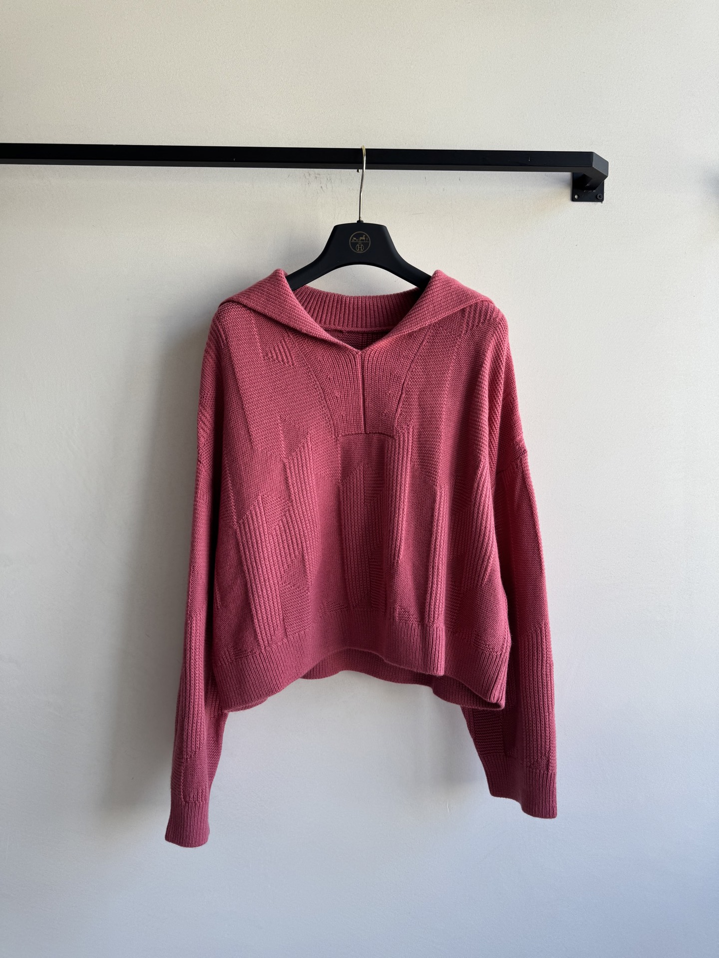 Hermé*🆕25秋冬新款 大翻领套头格纹毛衣。这款毛衣太温柔啦 纯色调好搭配 简约中又带着设计感。短款