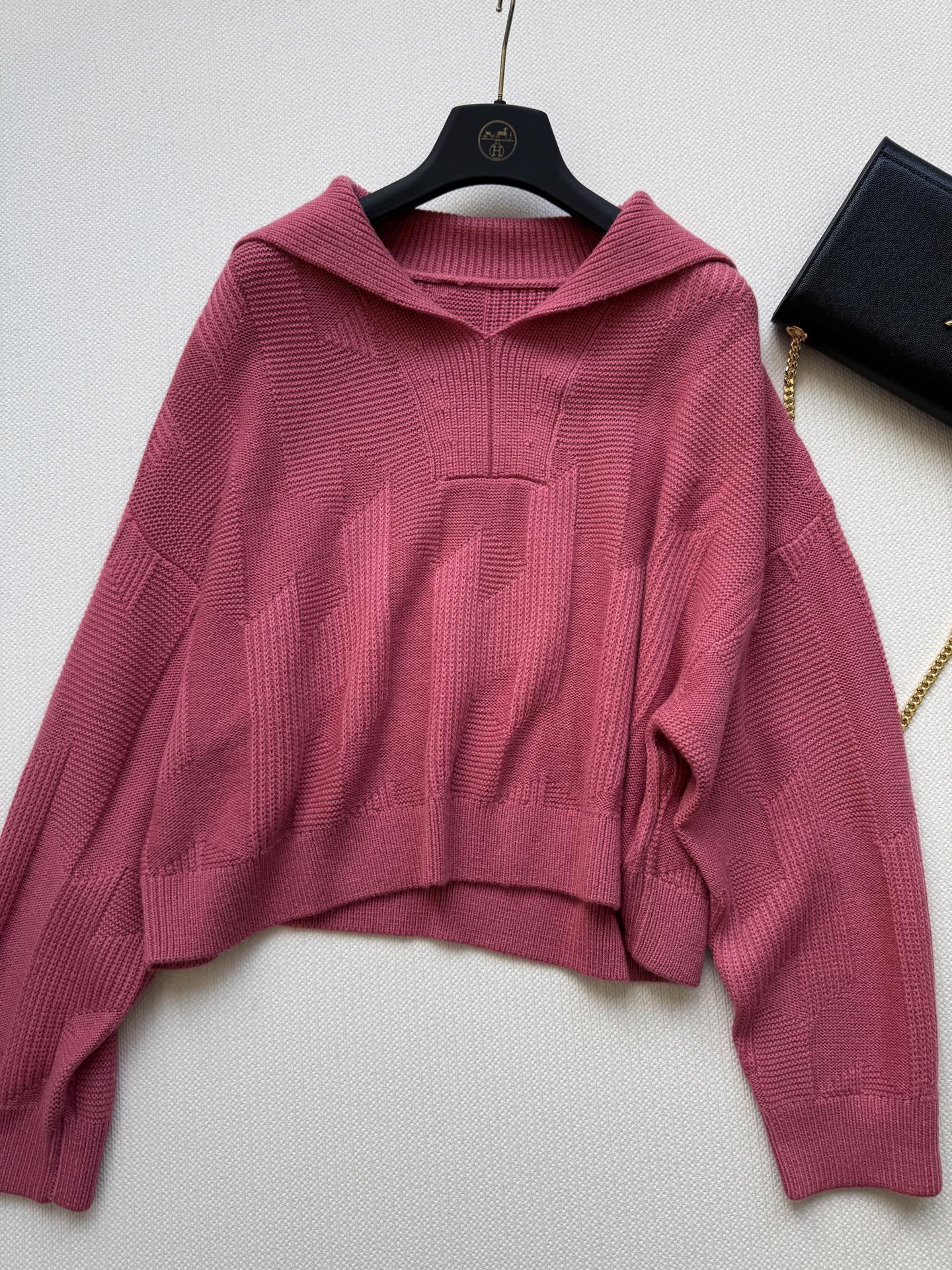 Hermé*🆕25秋冬新款 大翻领套头格纹毛衣。这款毛衣太温柔啦 纯色调好搭配 简约中又带着设计感。短款