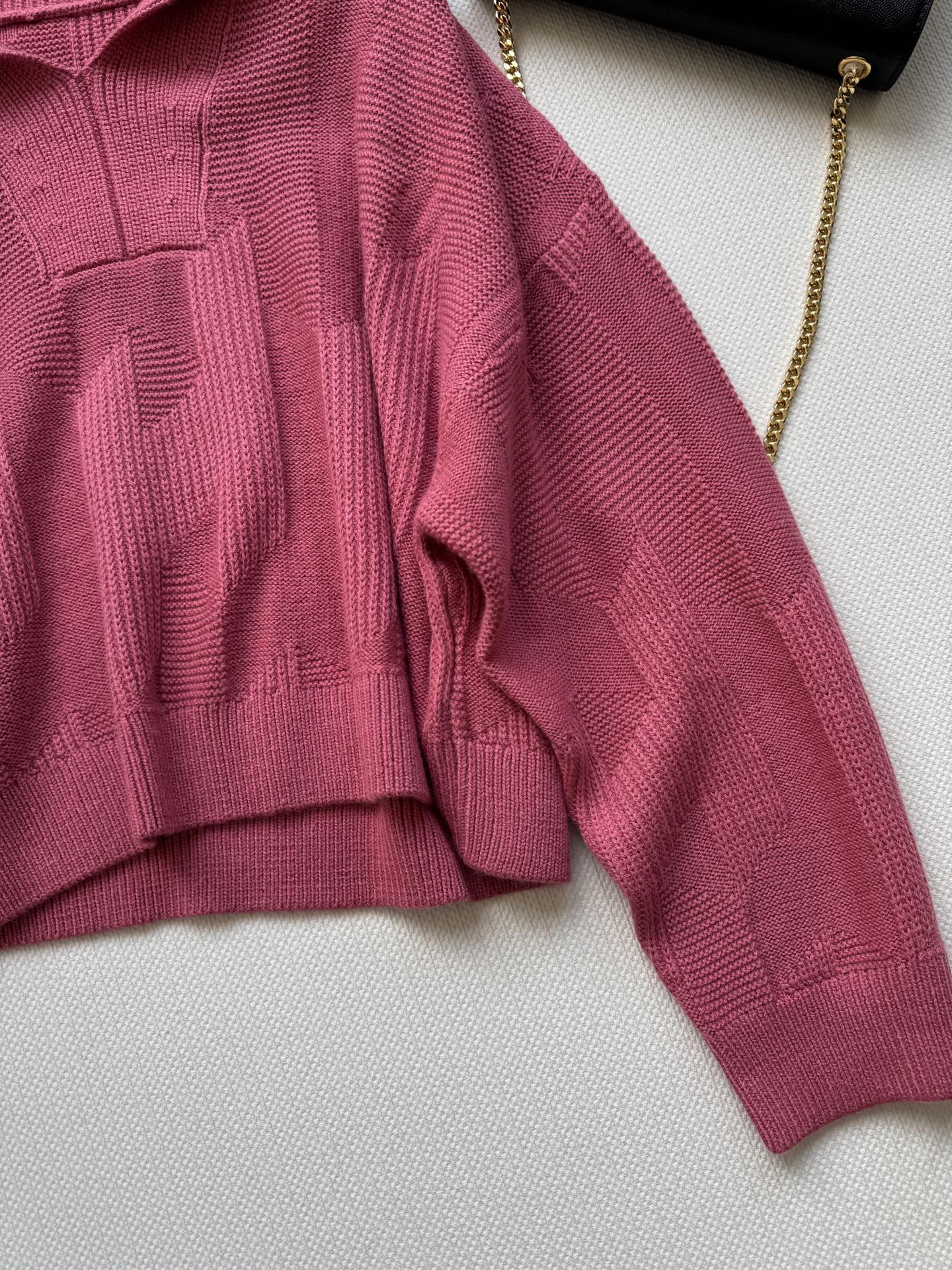 Hermé*🆕25秋冬新款 大翻领套头格纹毛衣。这款毛衣太温柔啦 纯色调好搭配 简约中又带着设计感。短款