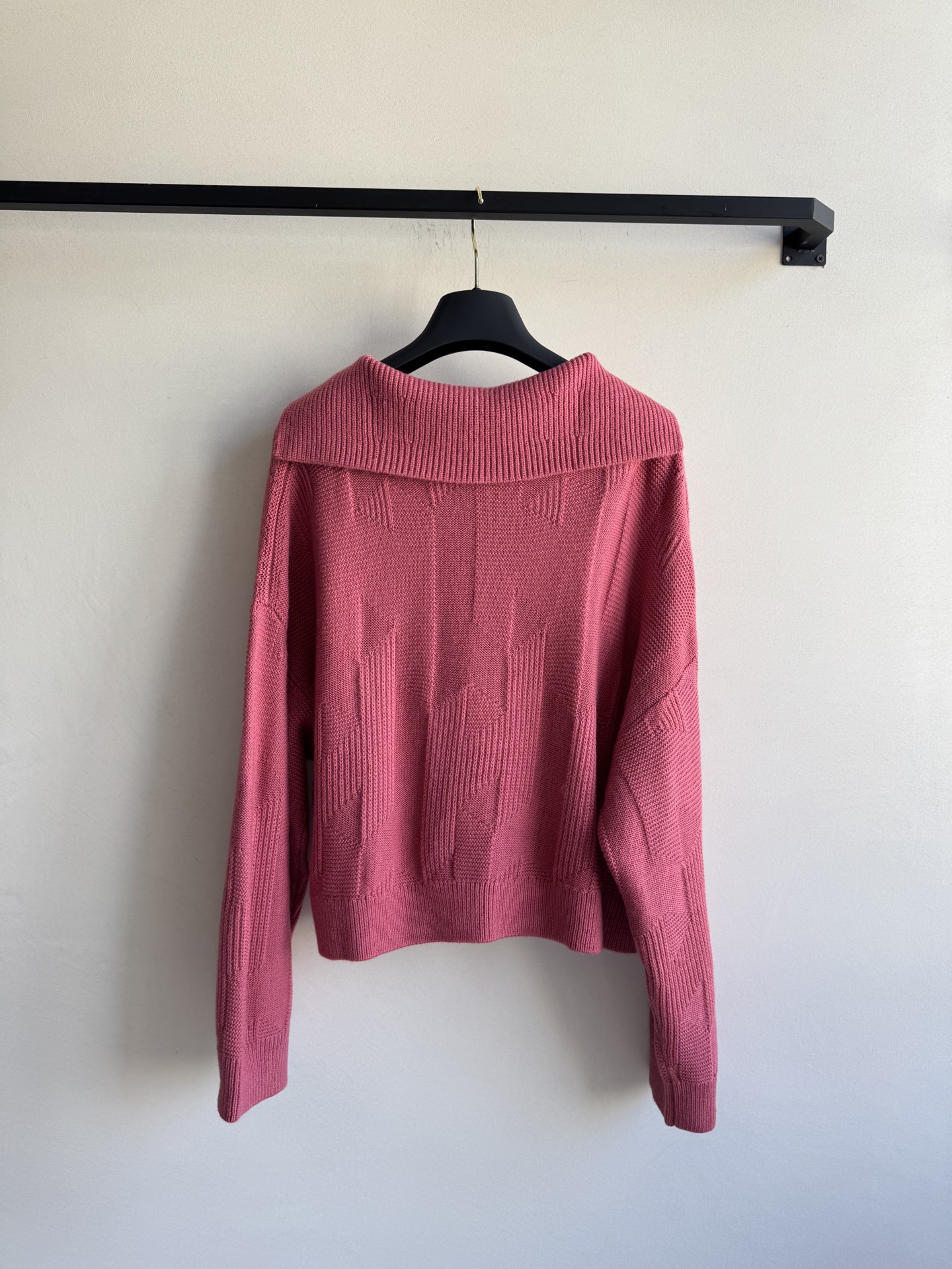 Hermé*🆕25秋冬新款 大翻领套头格纹毛衣。这款毛衣太温柔啦 纯色调好搭配 简约中又带着设计感。短款