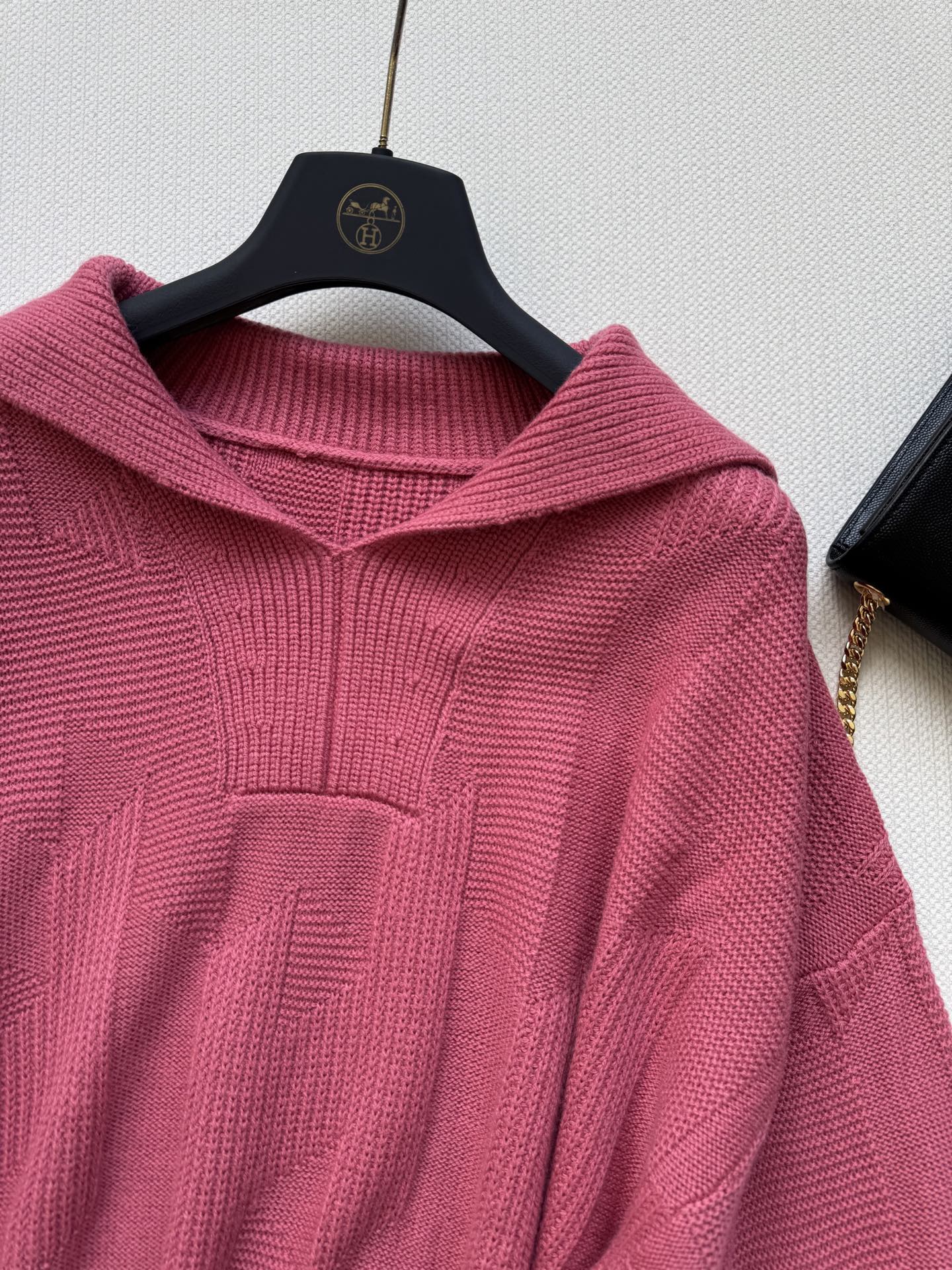 Hermé*🆕25秋冬新款 大翻领套头格纹毛衣。这款毛衣太温柔啦 纯色调好搭配 简约中又带着设计感。短款