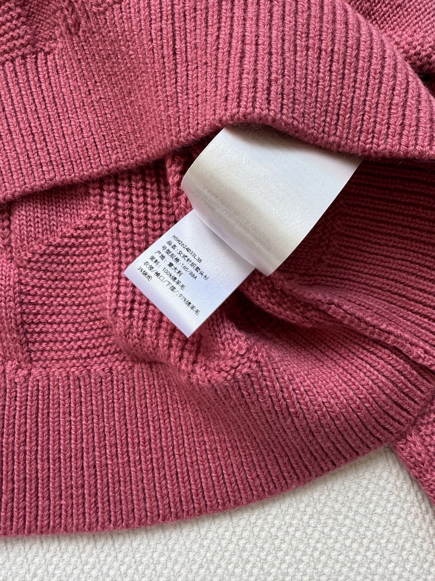 Hermé*🆕25秋冬新款 大翻领套头格纹毛衣。这款毛衣太温柔啦 纯色调好搭配 简约中又带着设计感。短款