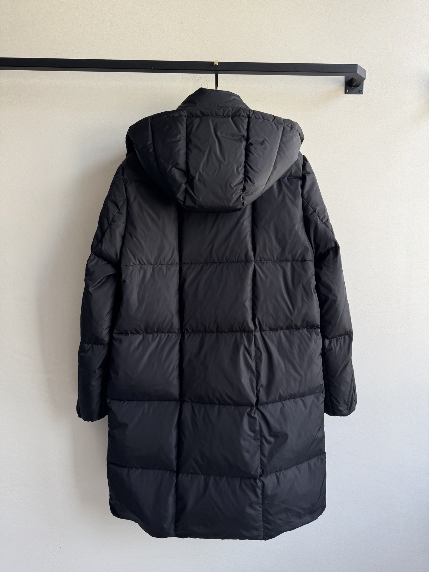 Moncle*🆕连帽羽绒服 中长款式保暖效果➕倍，直筒版型包容各种身材 上身不显臃肿，国标鹅绒填充 保暖