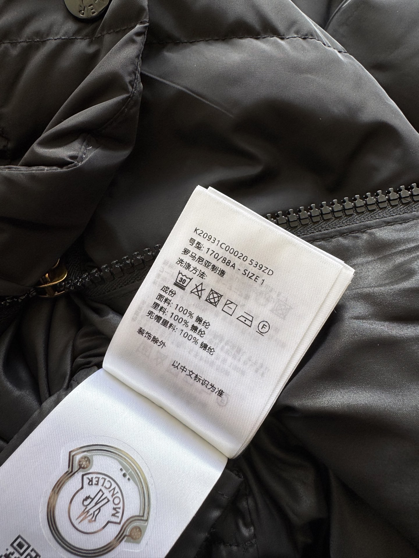 Moncle*🆕连帽羽绒服 中长款式保暖效果➕倍，直筒版型包容各种身材 上身不显臃肿，国标鹅绒填充 保暖