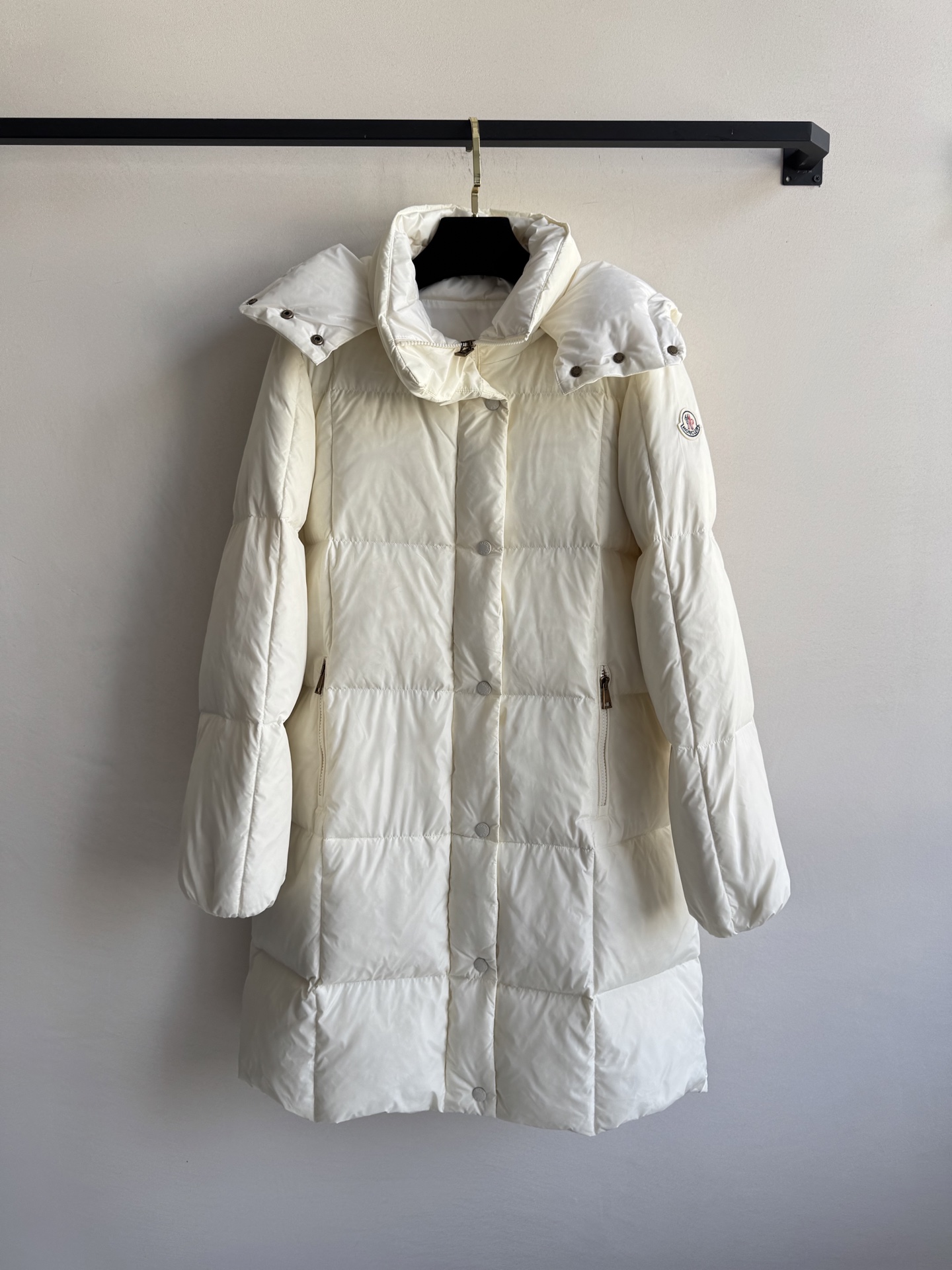 Moncle*🆕连帽羽绒服 中长款式保暖效果➕倍，直筒版型包容各种身材 上身不显臃肿，国标鹅绒填充 保暖