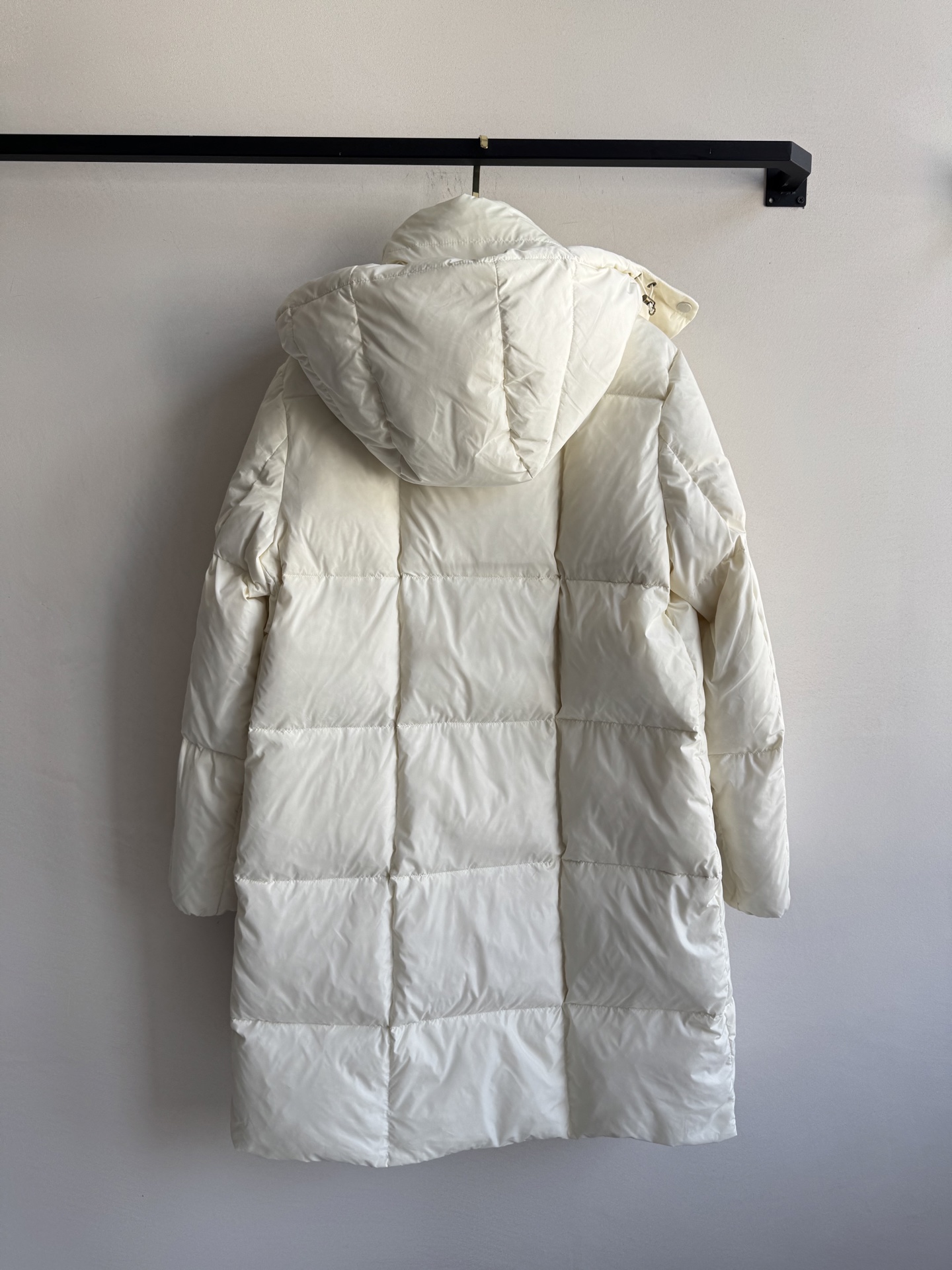 Moncle*🆕连帽羽绒服 中长款式保暖效果➕倍，直筒版型包容各种身材 上身不显臃肿，国标鹅绒填充 保暖