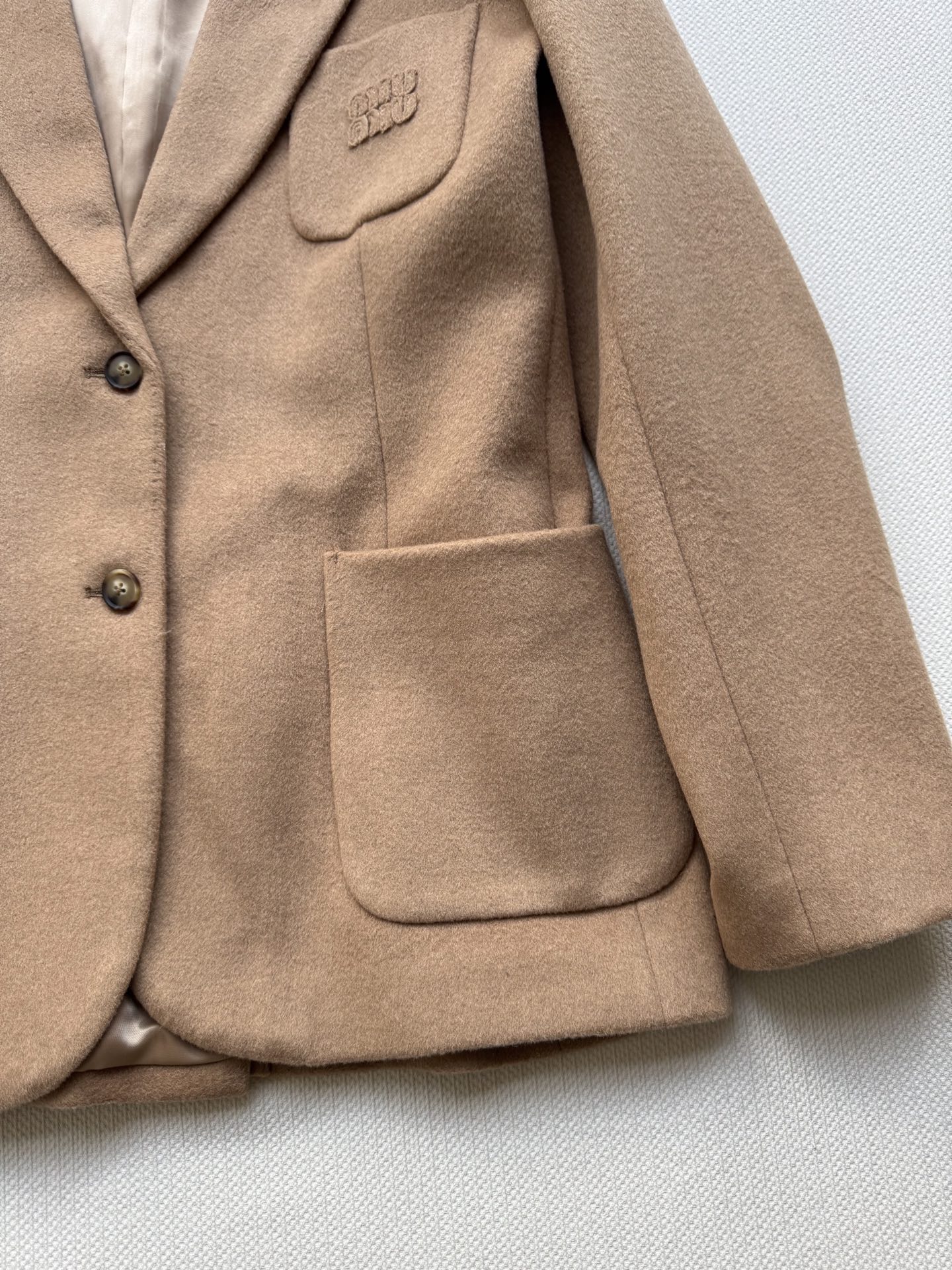 Miumi* 🆕25Fw早秋新款 贴布绣翻领西装外套丨原版开发！高版出品！骆驼绒材质 经典驼色自带高级感