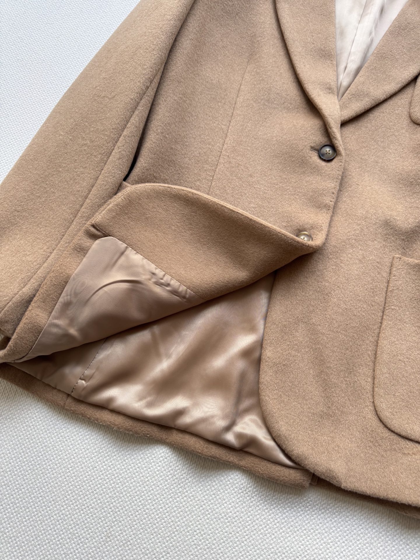 Miumi* 🆕25Fw早秋新款 贴布绣翻领西装外套丨原版开发！高版出品！骆驼绒材质 经典驼色自带高级感