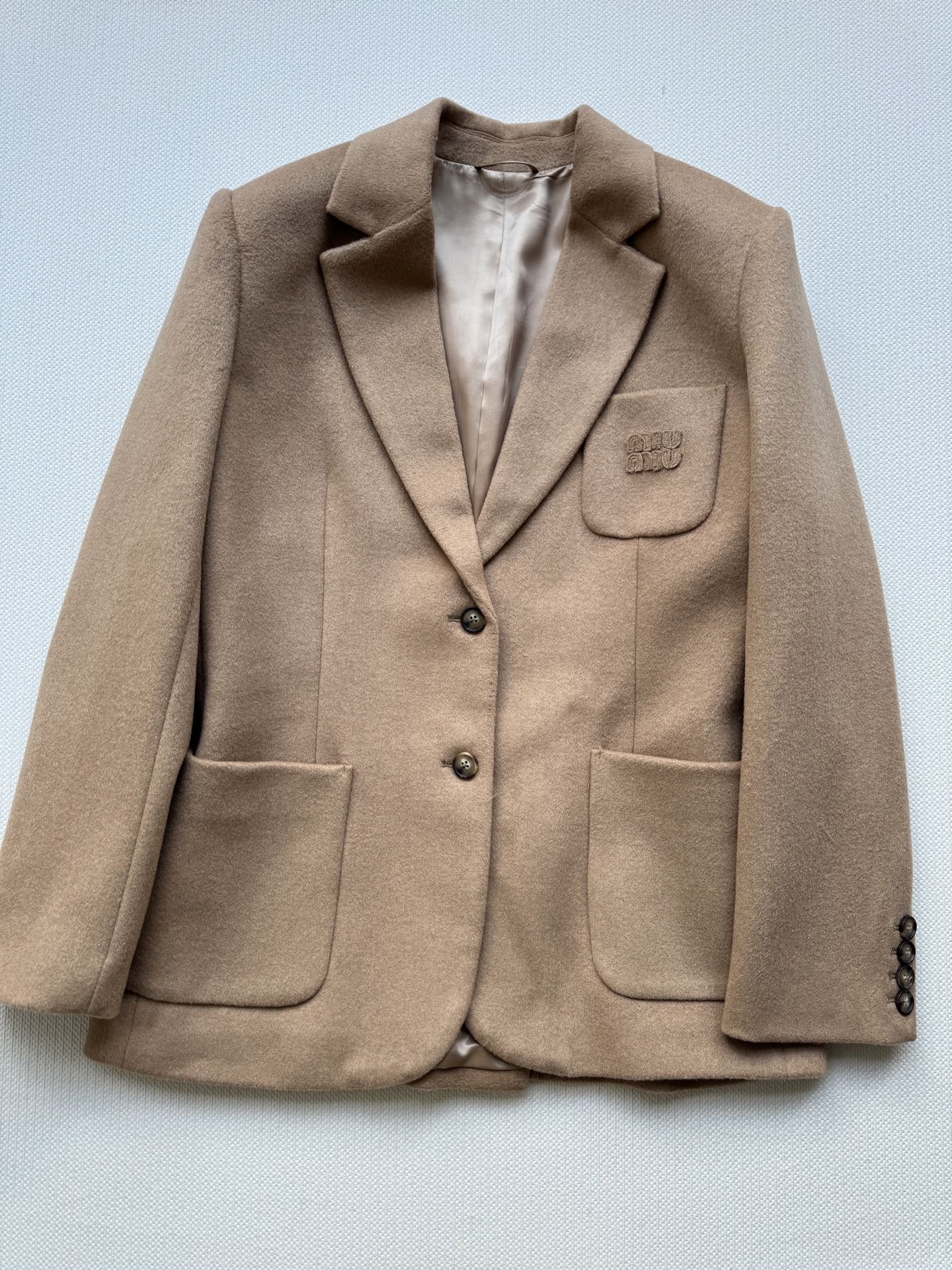 Miumi* 🆕25Fw早秋新款 贴布绣翻领西装外套丨原版开发！高版出品！骆驼绒材质 经典驼色自带高级感