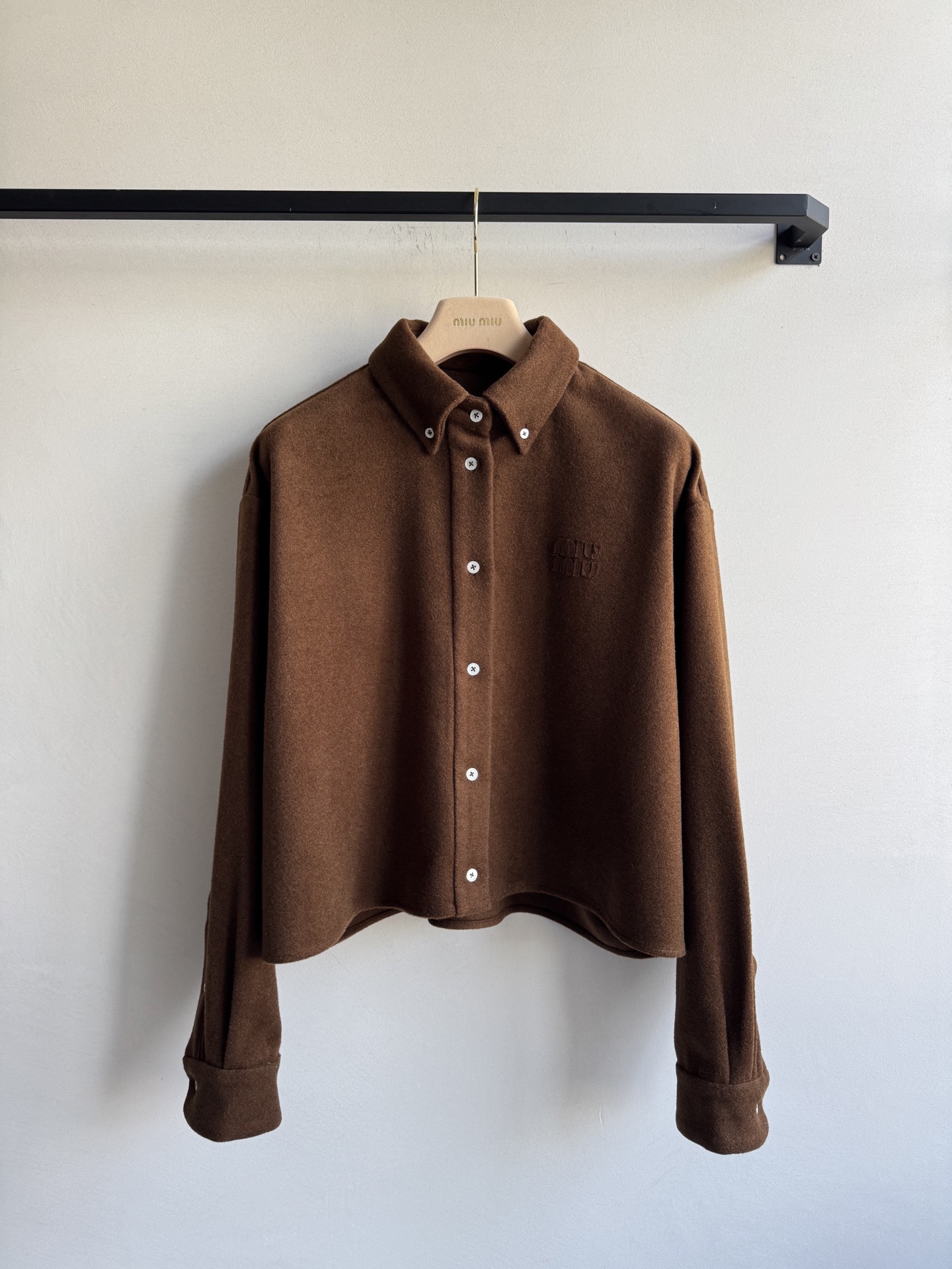 Miumi*🆕，这款羊毛外套可以说是兼具的美观和实用性，不管是搭配毛衣还是叠搭穿都超级美 高级感直接拉满