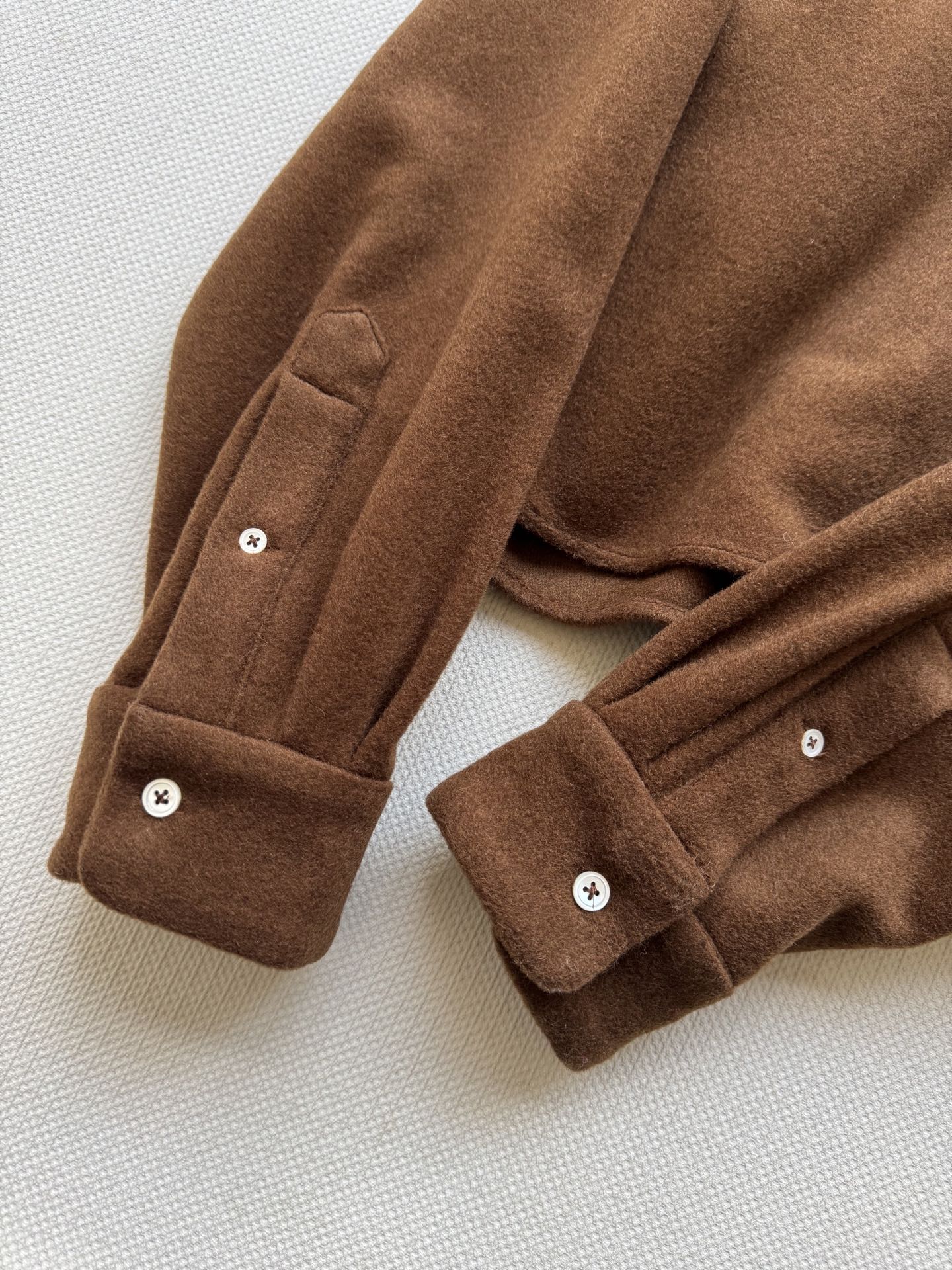 Miumi*🆕，这款羊毛外套可以说是兼具的美观和实用性，不管是搭配毛衣还是叠搭穿都超级美 高级感直接拉满