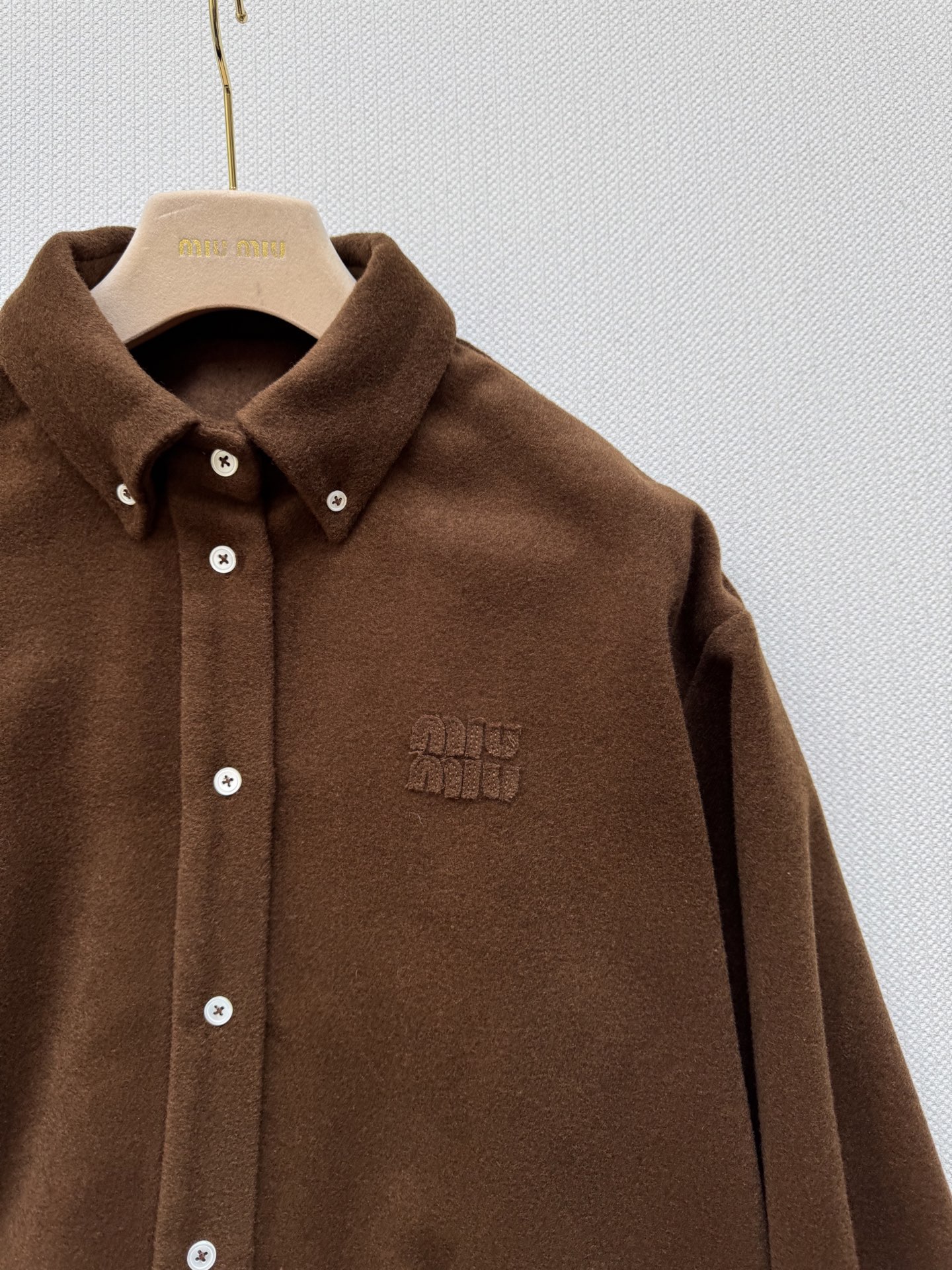 Miumi*🆕，这款羊毛外套可以说是兼具的美观和实用性，不管是搭配毛衣还是叠搭穿都超级美 高级感直接拉满