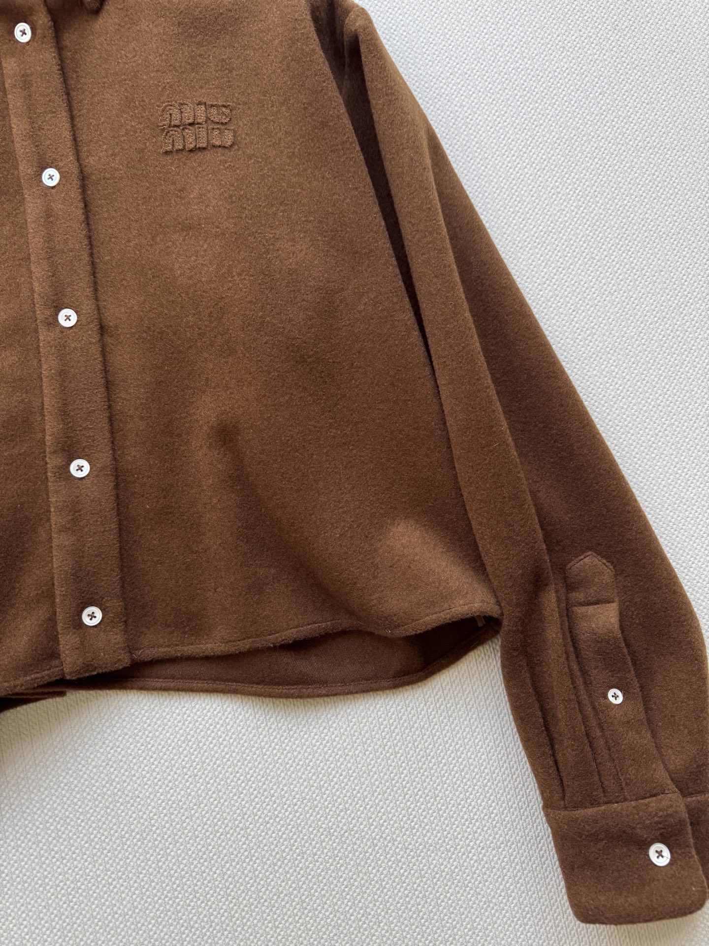 Miumi*🆕，这款羊毛外套可以说是兼具的美观和实用性，不管是搭配毛衣还是叠搭穿都超级美 高级感直接拉满