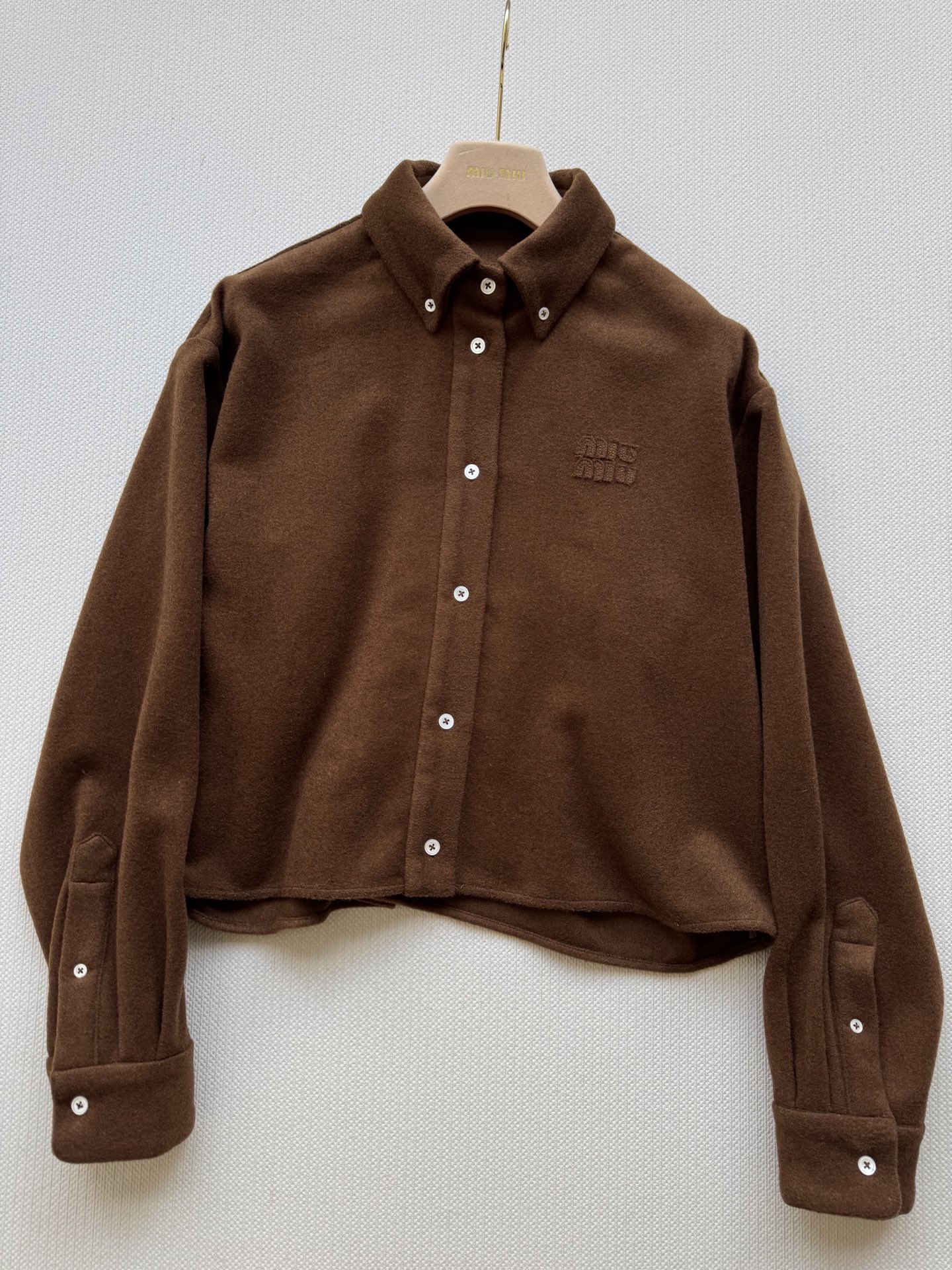 Miumi*🆕，这款羊毛外套可以说是兼具的美观和实用性，不管是搭配毛衣还是叠搭穿都超级美 高级感直接拉满