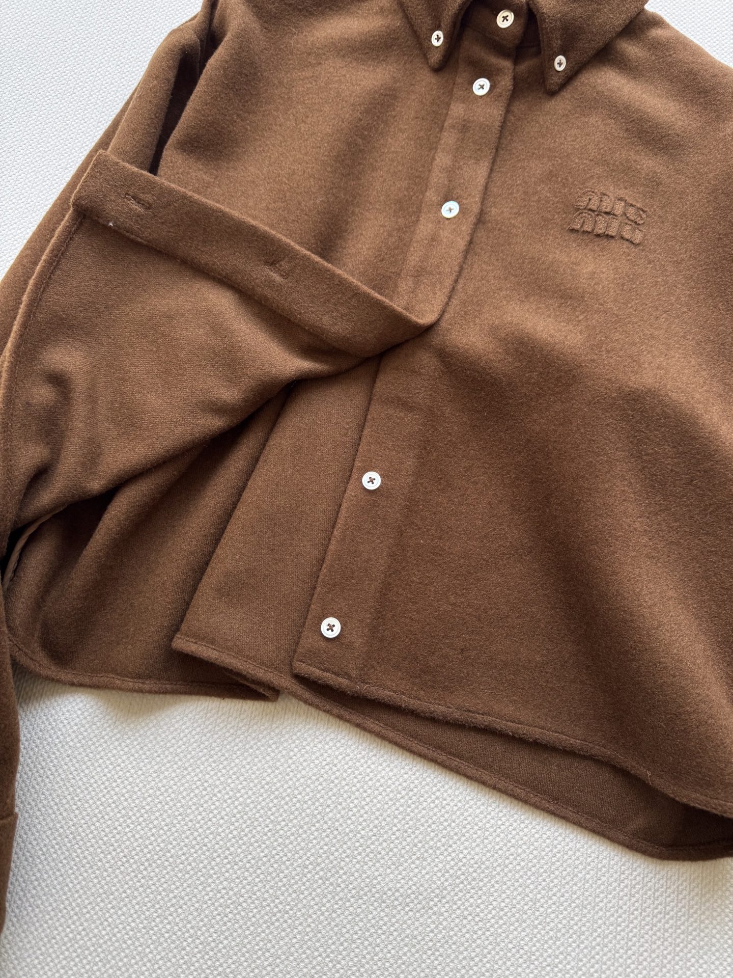 Miumi*🆕，这款羊毛外套可以说是兼具的美观和实用性，不管是搭配毛衣还是叠搭穿都超级美 高级感直接拉满