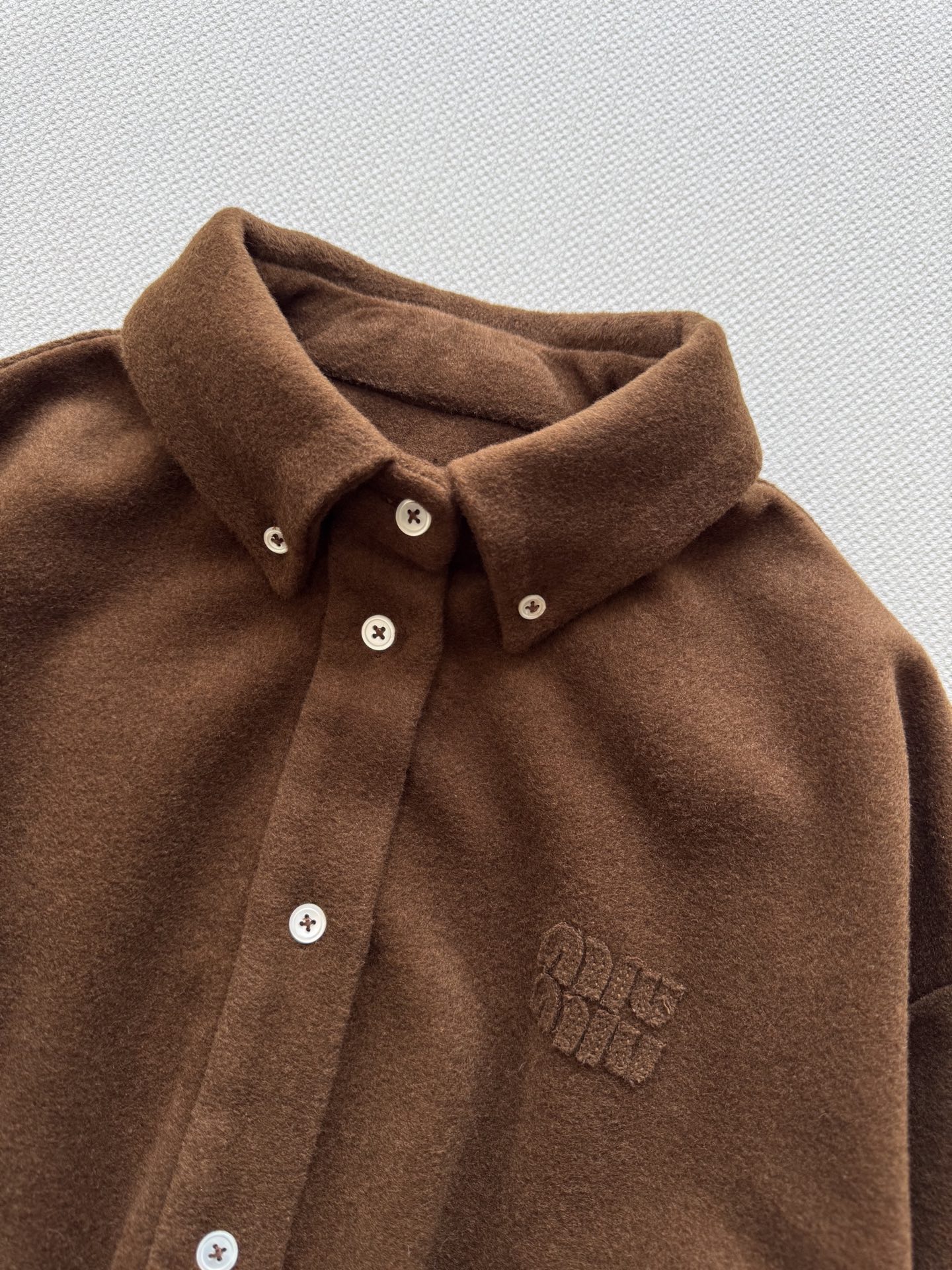 Miumi*🆕，这款羊毛外套可以说是兼具的美观和实用性，不管是搭配毛衣还是叠搭穿都超级美 高级感直接拉满