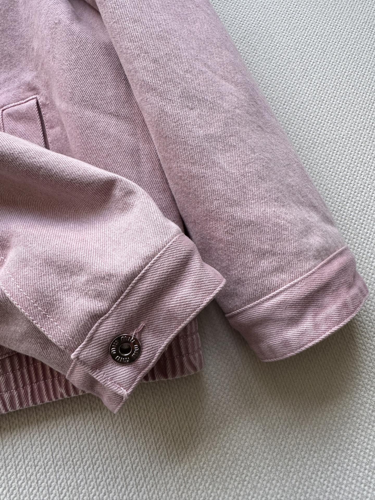 Miumi* 🆕25💞牛仔棉服。原版开发！高版出品！进口斜纹棉牛仔材质 多重酵素水洗 挺括舒适有型 绣花