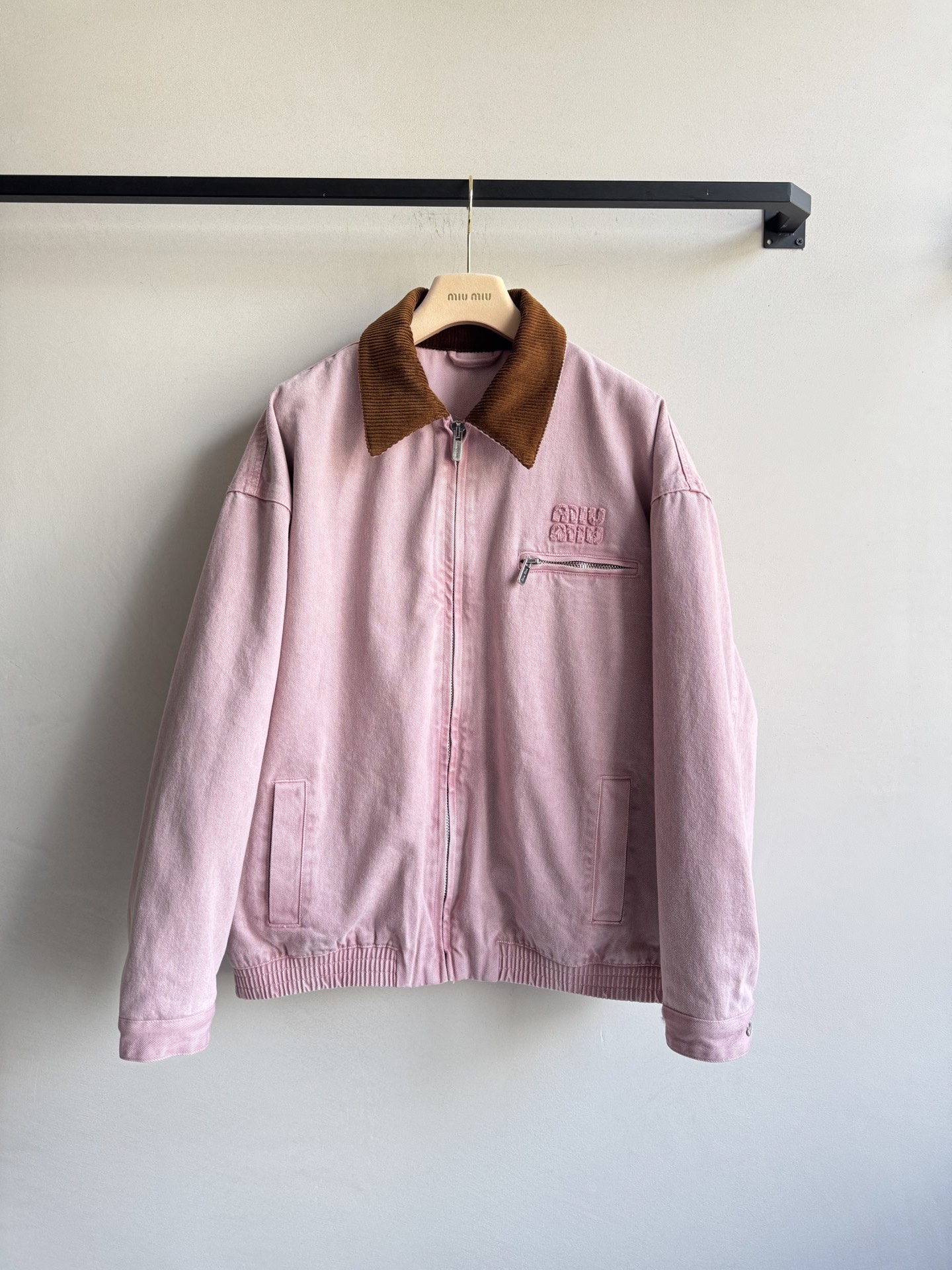 Miumi* 🆕25💞牛仔棉服。原版开发！高版出品！进口斜纹棉牛仔材质 多重酵素水洗 挺括舒适有型 绣花