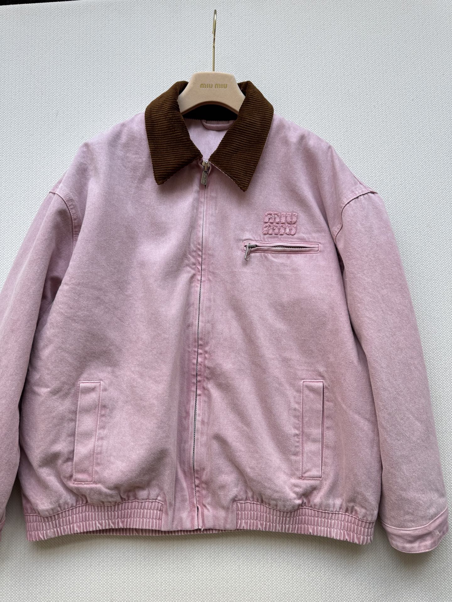 Miumi* 🆕25💞牛仔棉服。原版开发！高版出品！进口斜纹棉牛仔材质 多重酵素水洗 挺括舒适有型 绣花