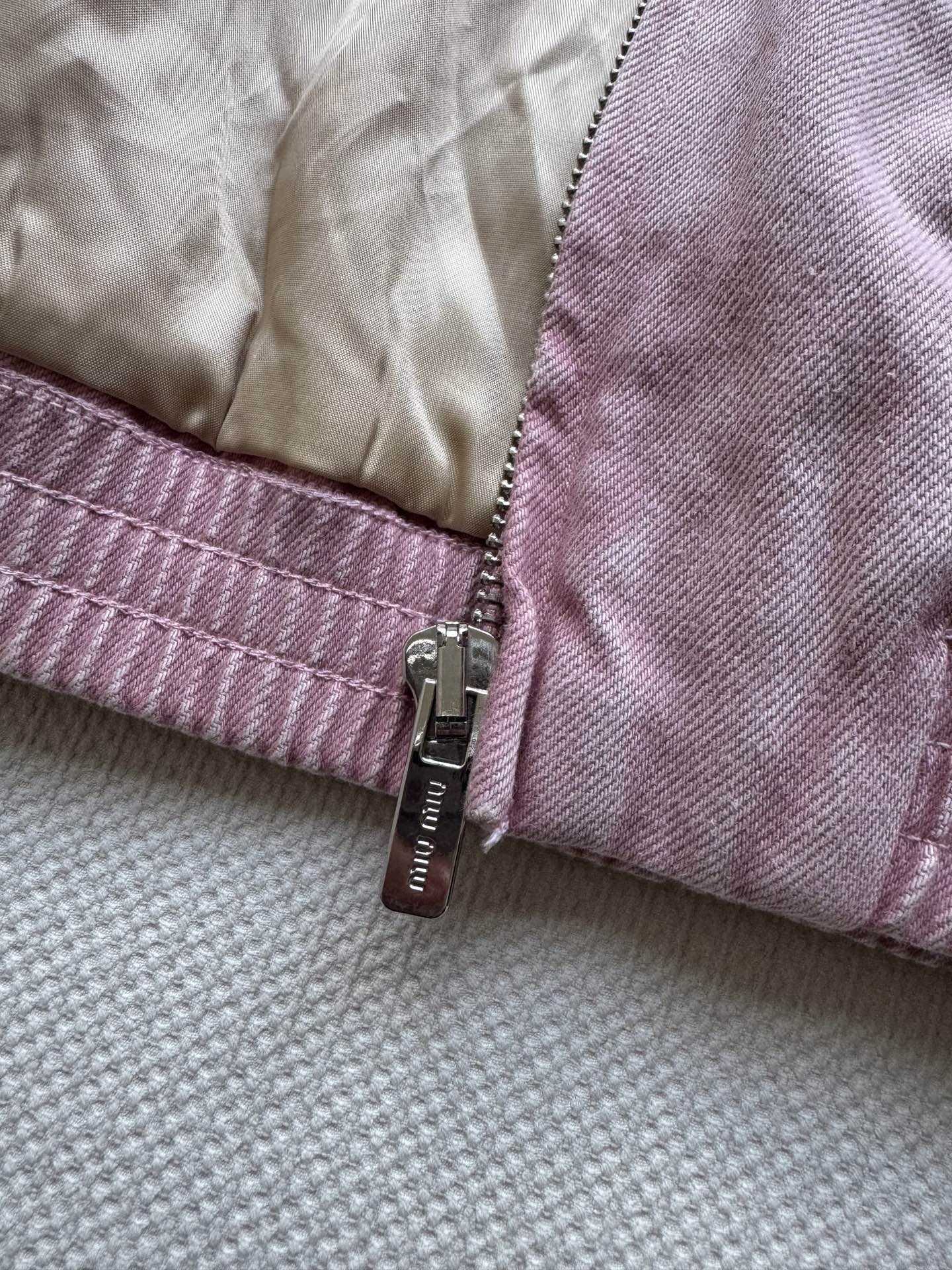 Miumi* 🆕25💞牛仔棉服。原版开发！高版出品！进口斜纹棉牛仔材质 多重酵素水洗 挺括舒适有型 绣花