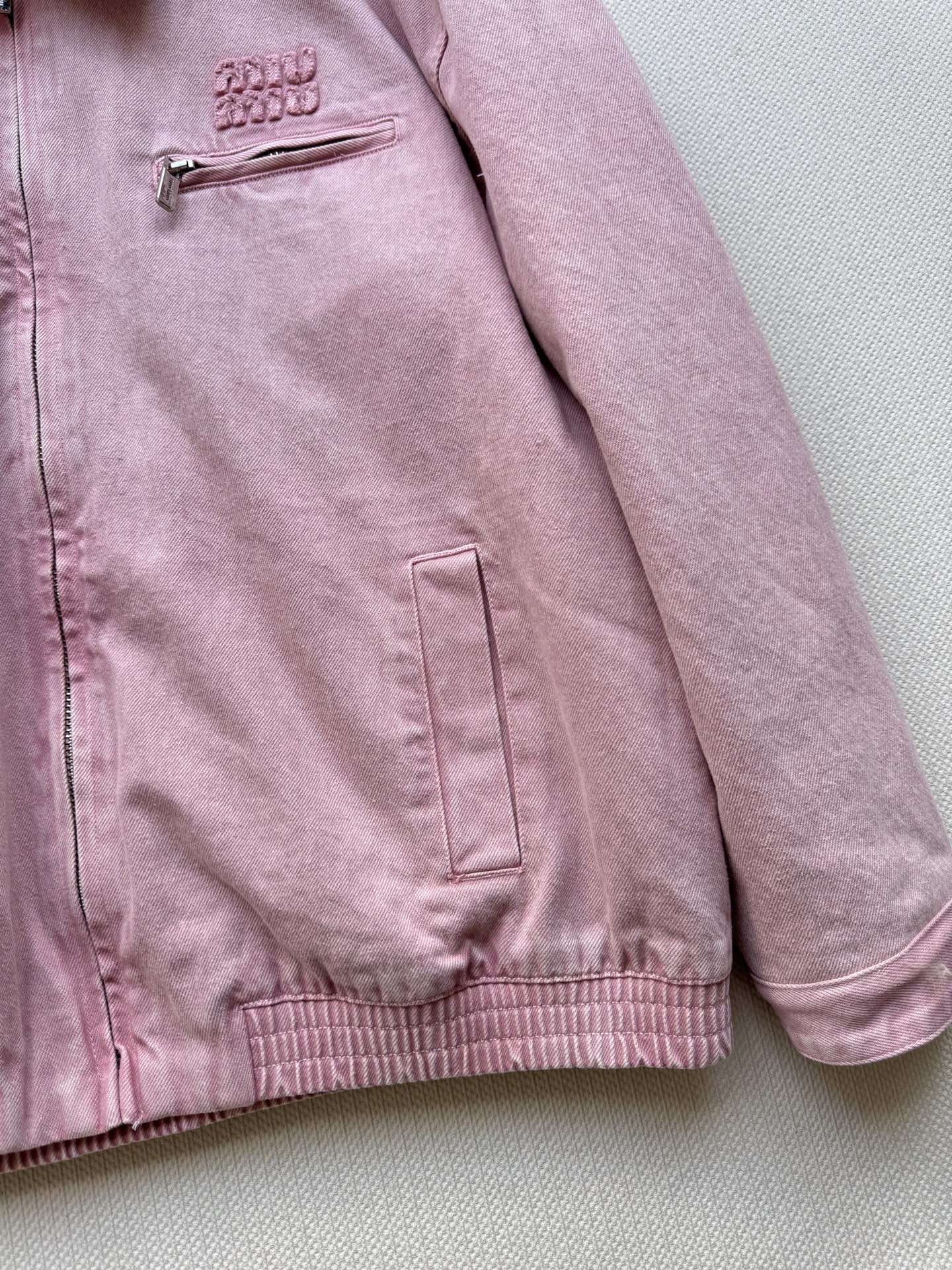 Miumi* 🆕25💞牛仔棉服。原版开发！高版出品！进口斜纹棉牛仔材质 多重酵素水洗 挺括舒适有型 绣花