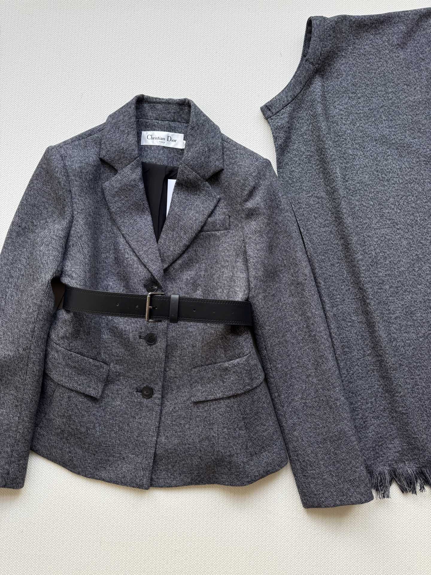 Dio*🆕25新款最值得买系列这款高级灰上衣预测这款今年肯定火爆，设计师炸裂设计，可拆卸斗篷，可以放前面