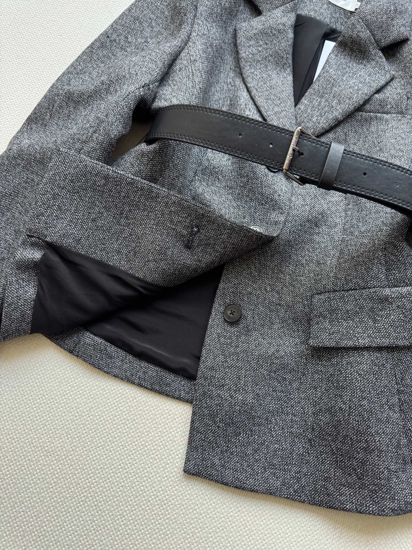 Dio*🆕25新款最值得买系列这款高级灰上衣预测这款今年肯定火爆，设计师炸裂设计，可拆卸斗篷，可以放前面