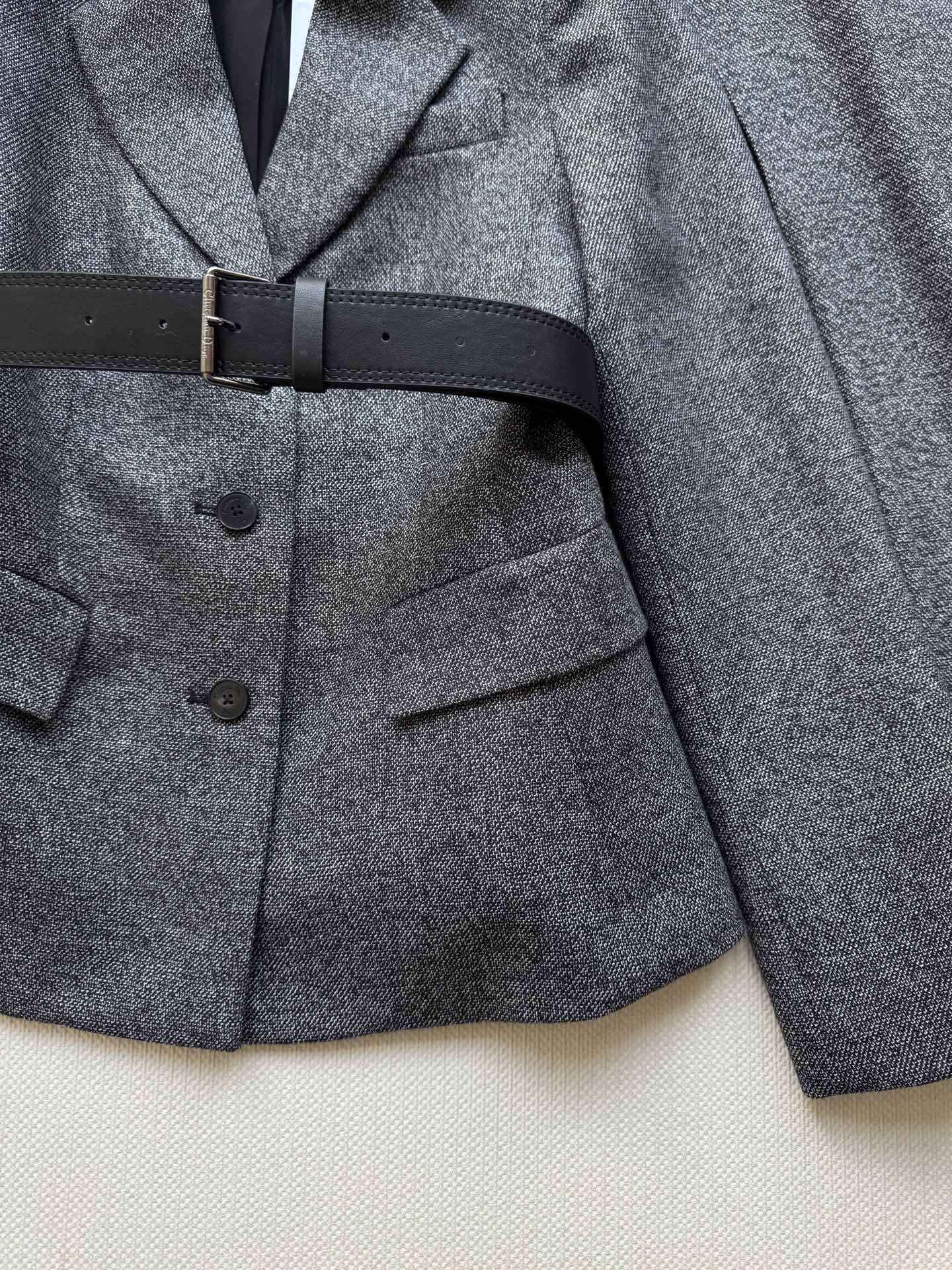 Dio*🆕25新款最值得买系列这款高级灰上衣预测这款今年肯定火爆，设计师炸裂设计，可拆卸斗篷，可以放前面