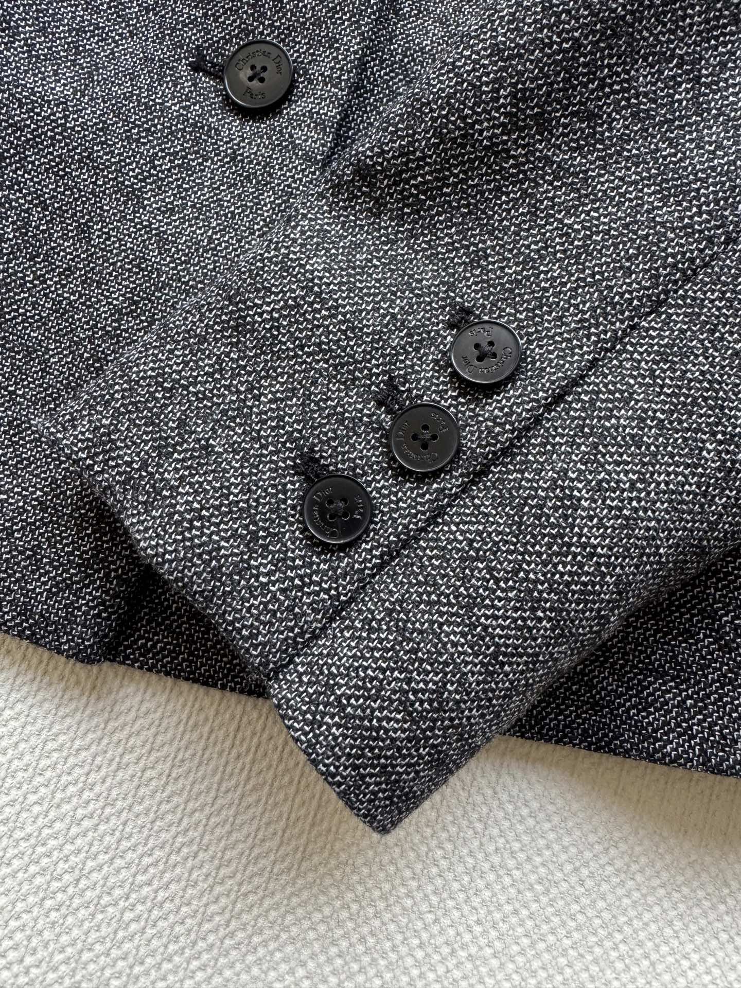 Dio*🆕25新款最值得买系列这款高级灰上衣预测这款今年肯定火爆，设计师炸裂设计，可拆卸斗篷，可以放前面