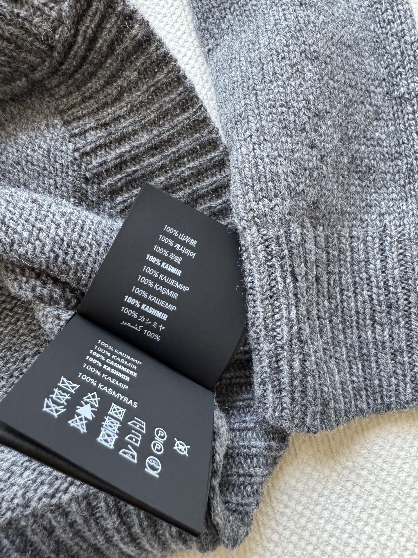 Prad*🆕25Fw早秋新款 排扣字母logo羊毛衫 原版开发！高版出品！100%羊毛材质，对版定制机织